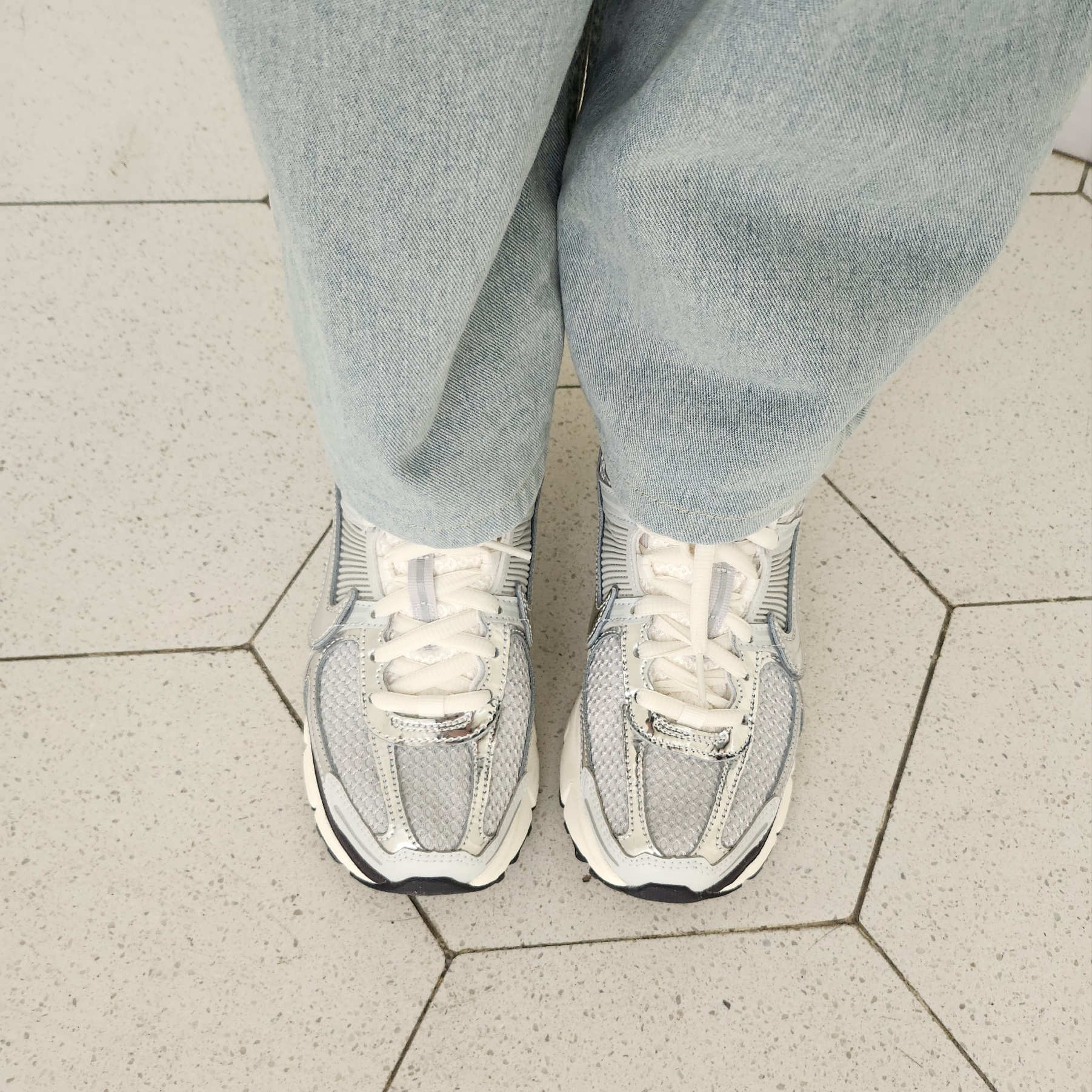 (W) Nike Zoom Vomero 5 Photon Dust and Metallic Silver 착용 스타일