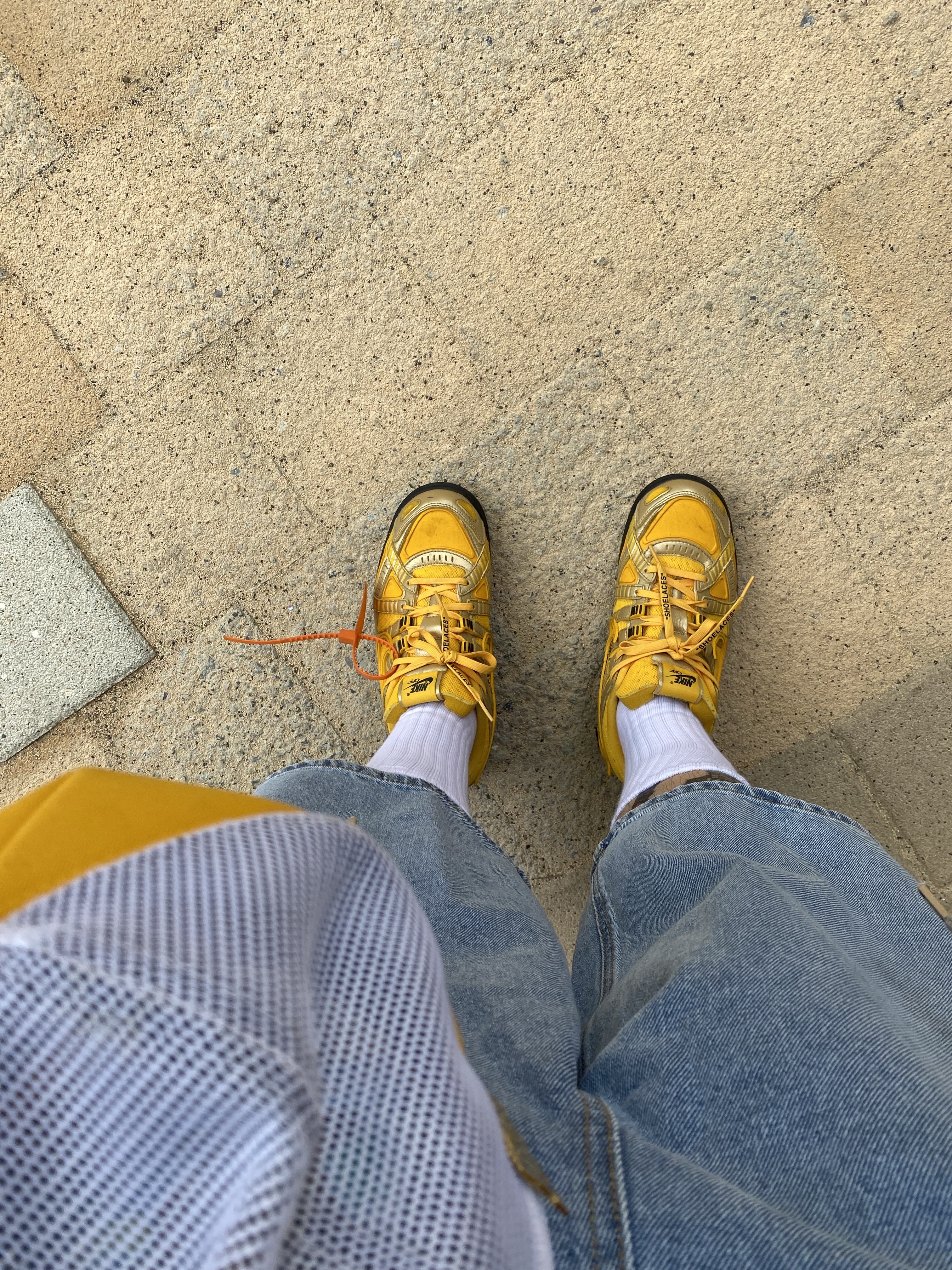 Adidas x YNuK Adimatic Mid Grey Core Black, Nike x Off-White Air Rubber Dunk University Gold 착용 스타일 - 2