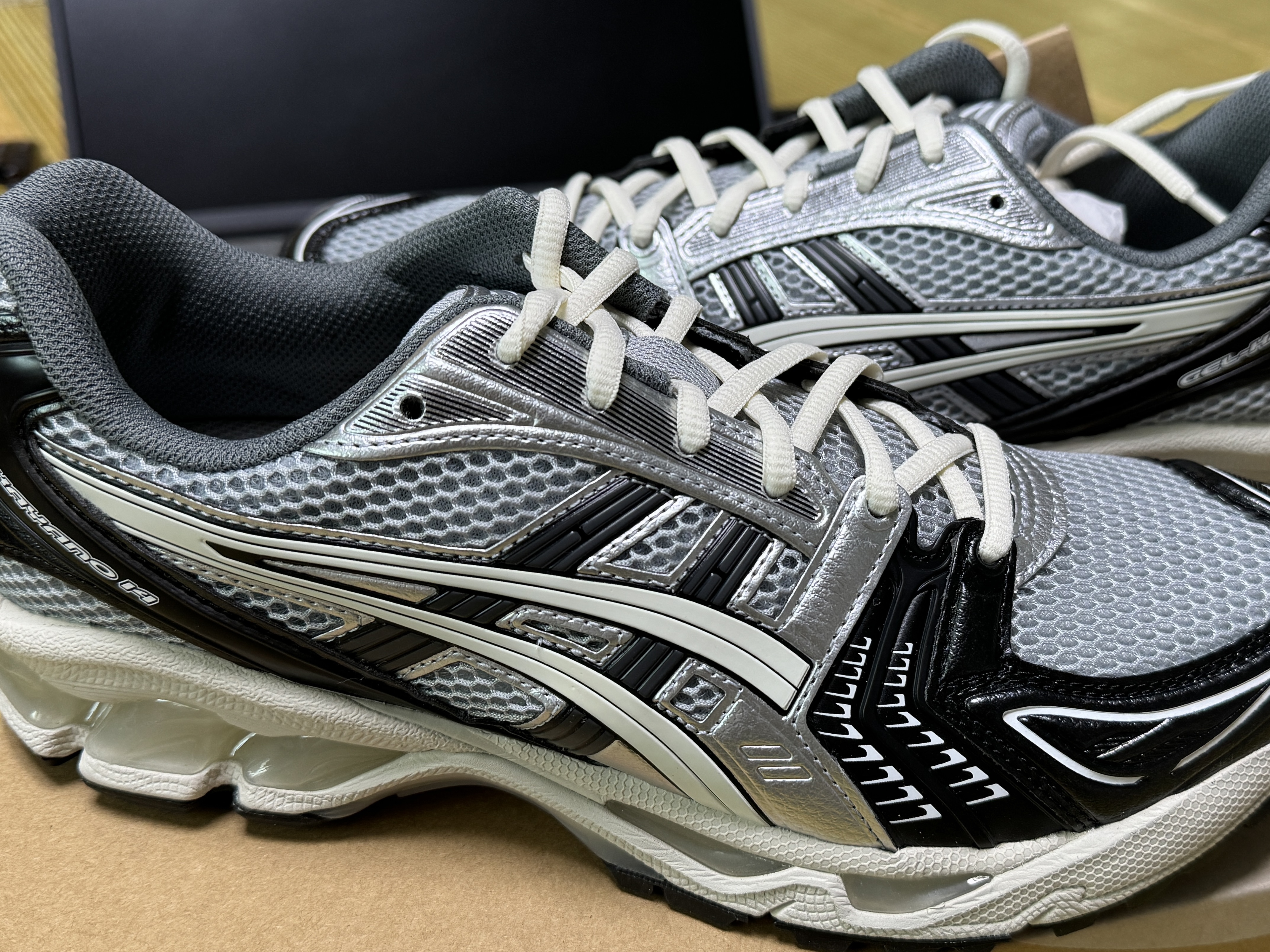 Asics Gel-Kayano 14 Black Glacier Grey 착용 스타일