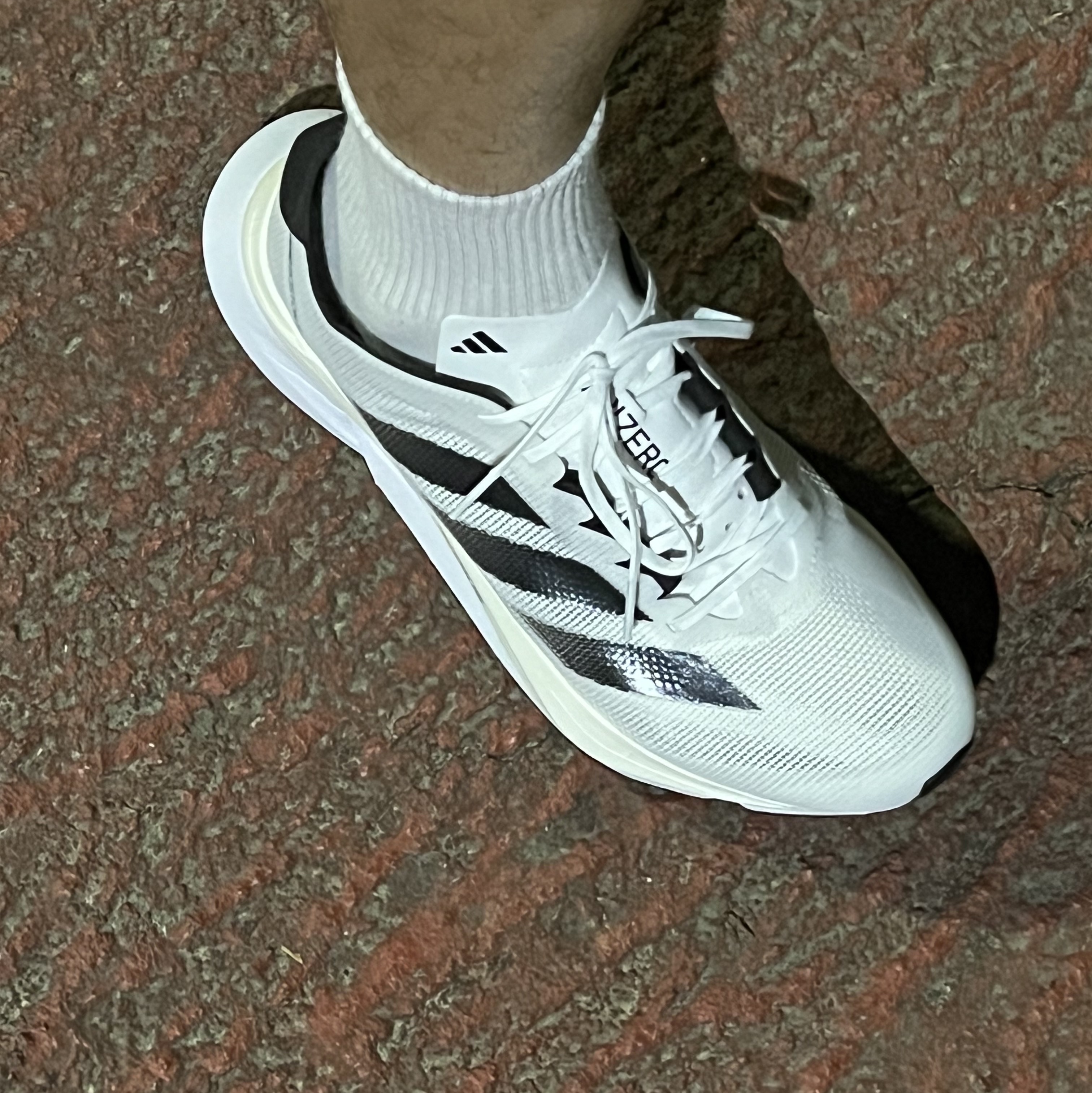 Adidas Adizero Boston 12 Cloud White Core Black Night Metallic 착용 스타일 - 2
