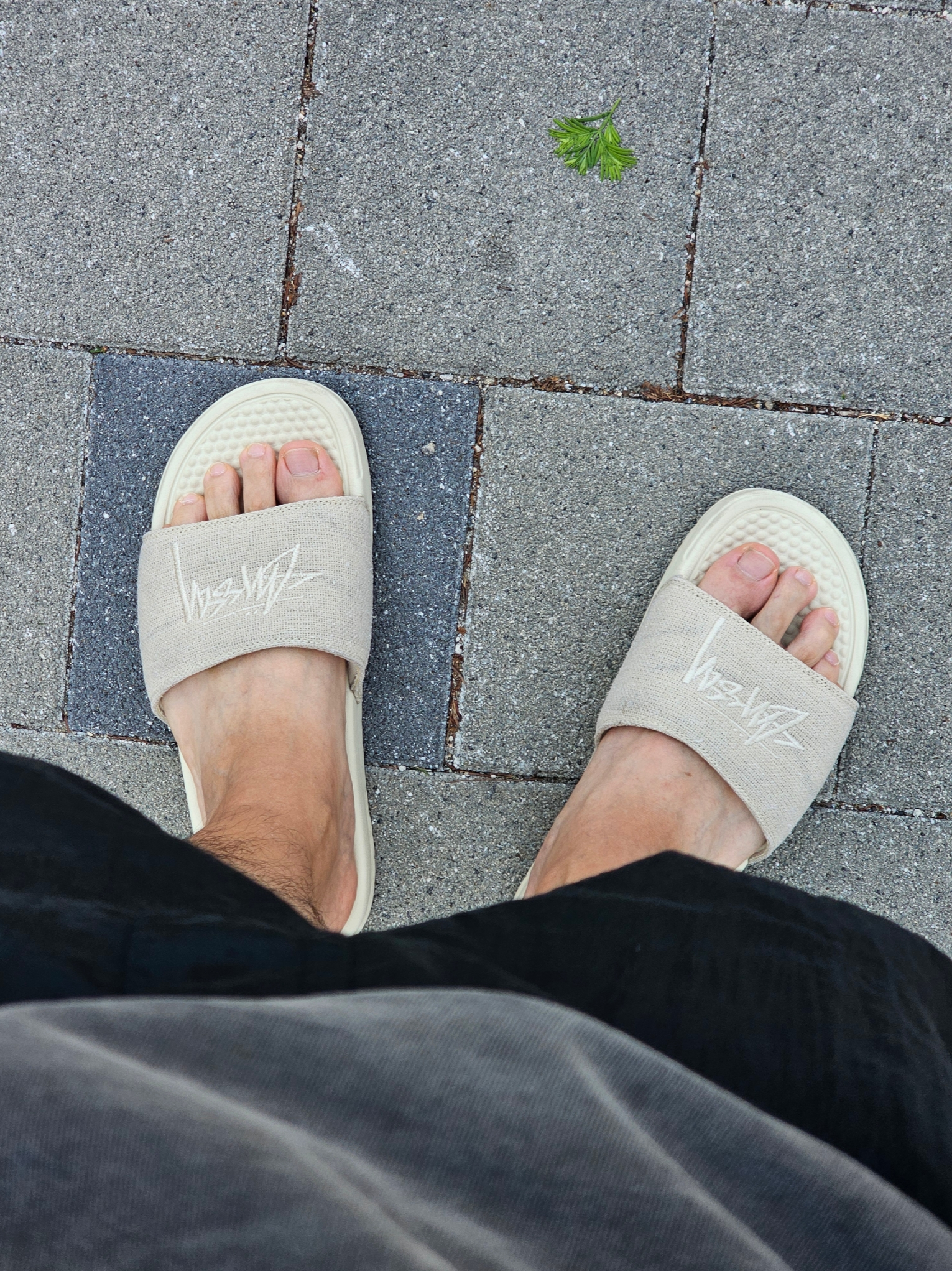 Nike x Stussy Benassi Hemp Slide Fossil Stone, IAB Studio Pigment T-Shirt Black 착용 스타일