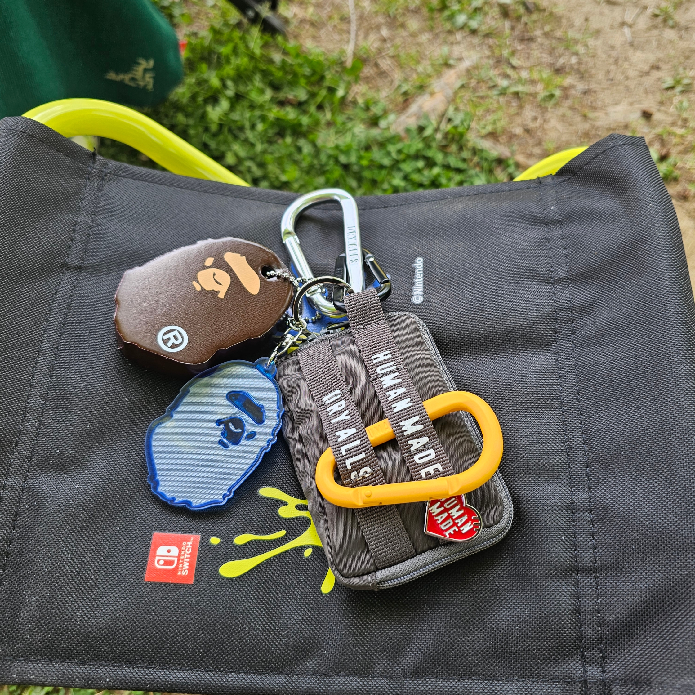 Human Made Military Card Case Gray, BAPE Ape Head Keychain (Vinyl Acetate) 착용 스타일 - 2