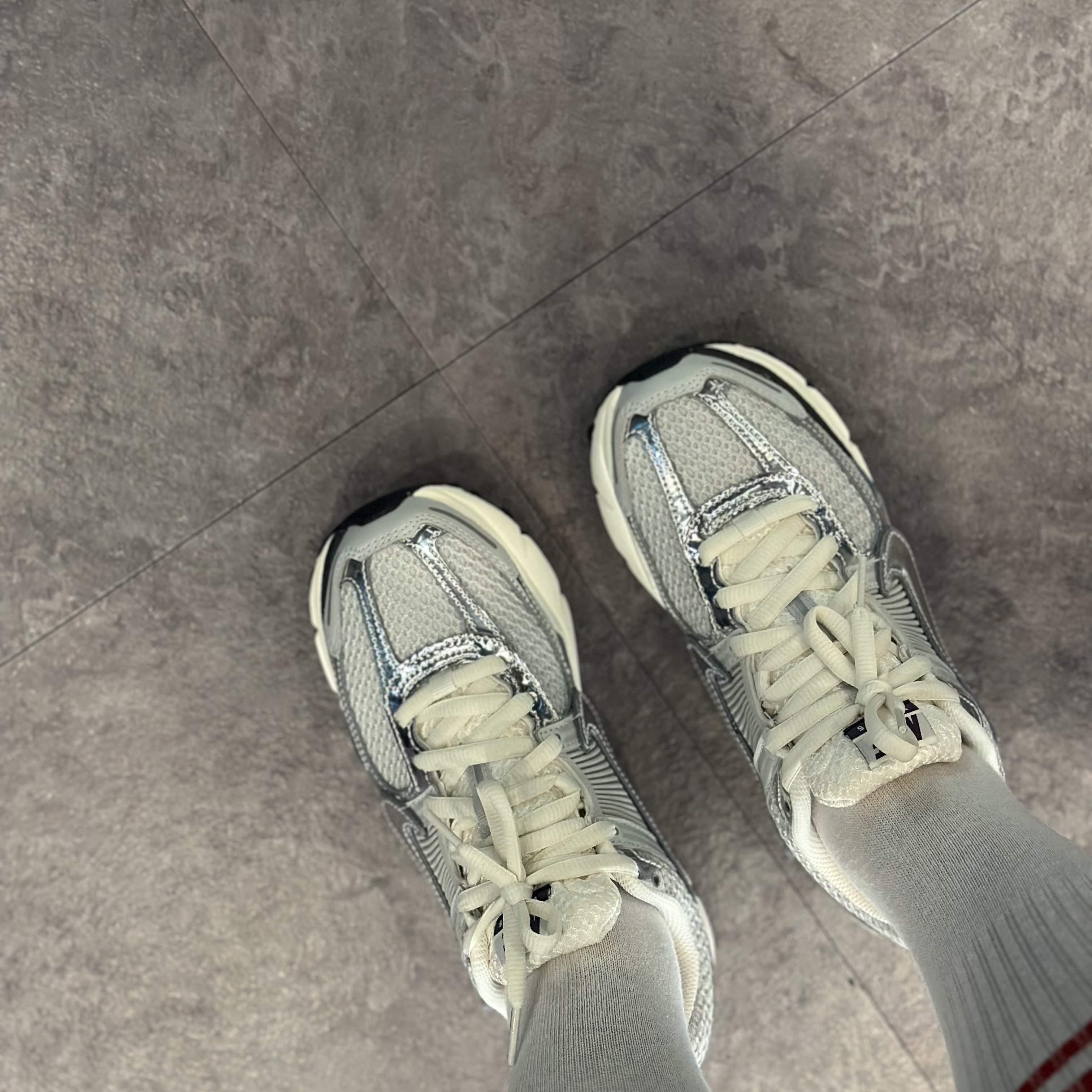 (W) Nike Zoom Vomero 5 Photon Dust and Metallic Silver 착용 스타일