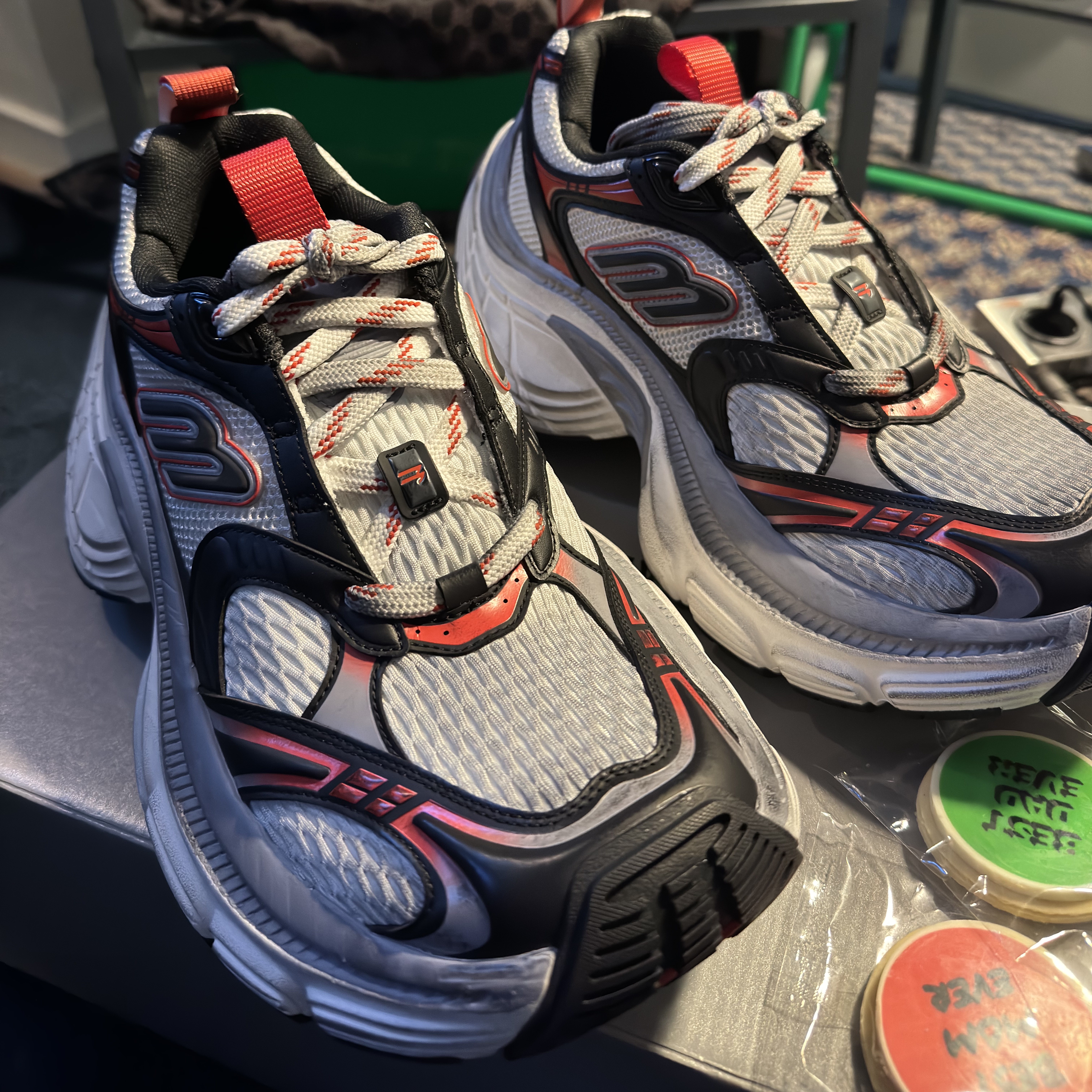 Balenciaga 10XL Sneakers Grey White Red 착용 스타일 - 2