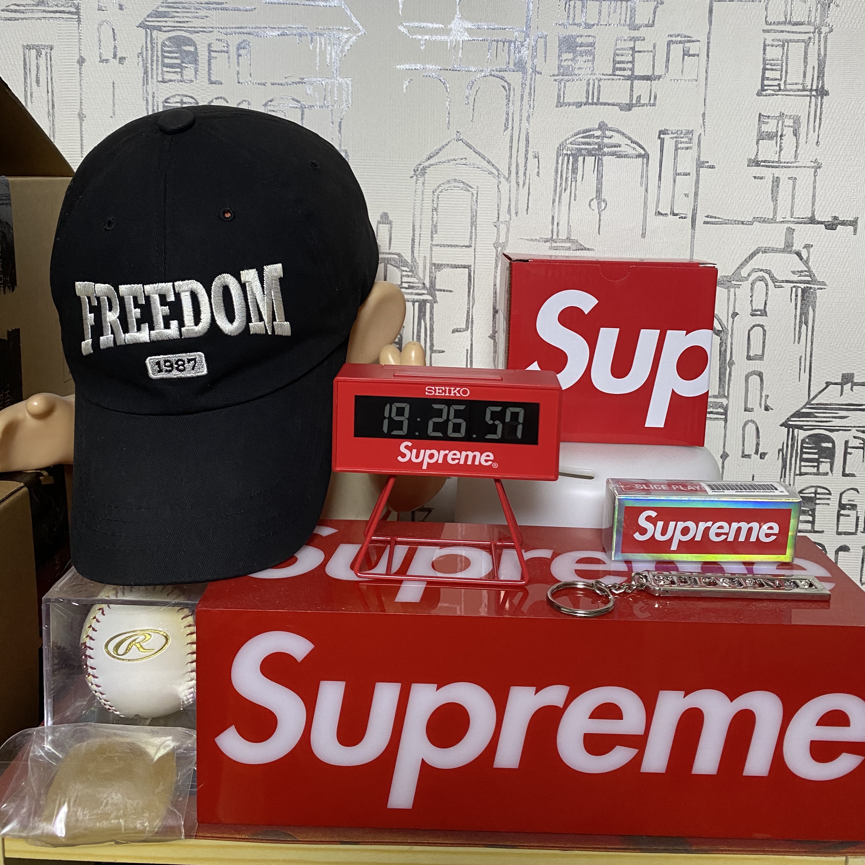 Supreme x Rawlings Aerial Baseball Multicolor - 23FW, Supreme x Seiko Marathon Clock - 21SS 착용 스타일