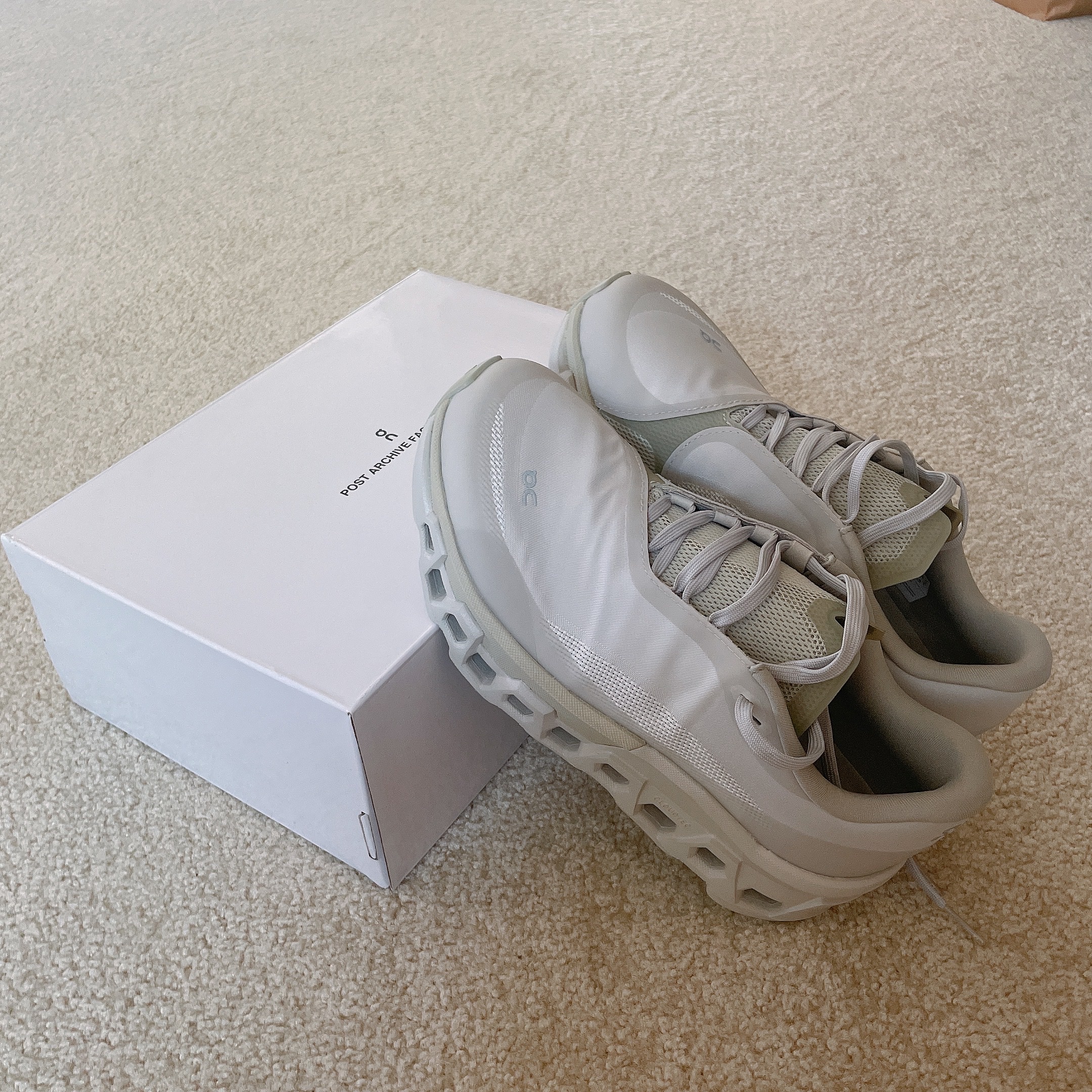 On Running x Post Archive Faction (Paf) Cloudmonster 2 Moondust Chalk 착용 스타일 - 6