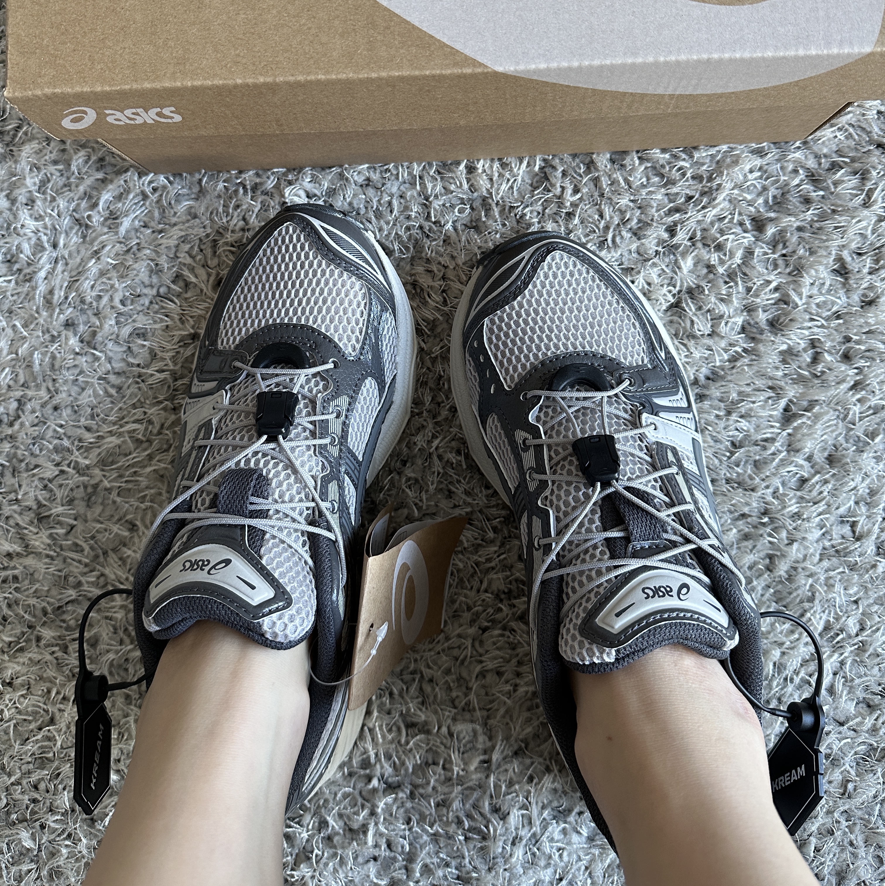 Asics Unlimited Gel-Kayano 14 Oyster Grey Clay Grey 착용 스타일 - 3