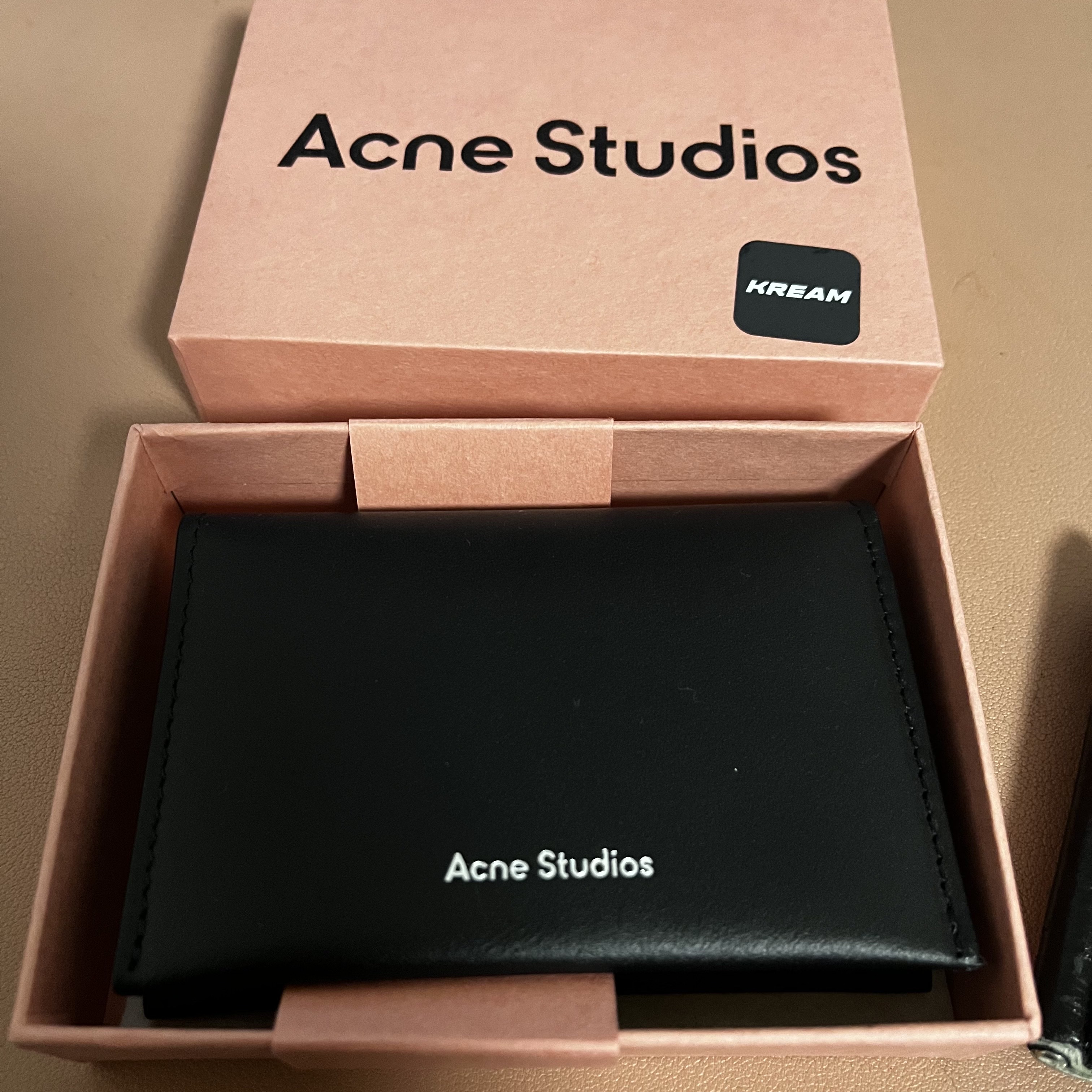Acne Studios Bi-Fold Card Holder Black 착용 스타일