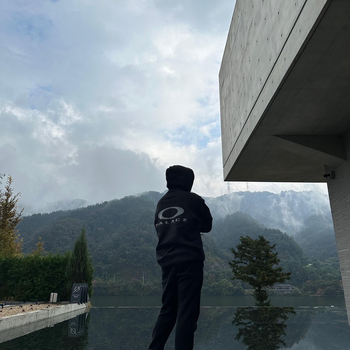 Palace x Oakley Hood Black - 23SS 착용 스타일 - 1