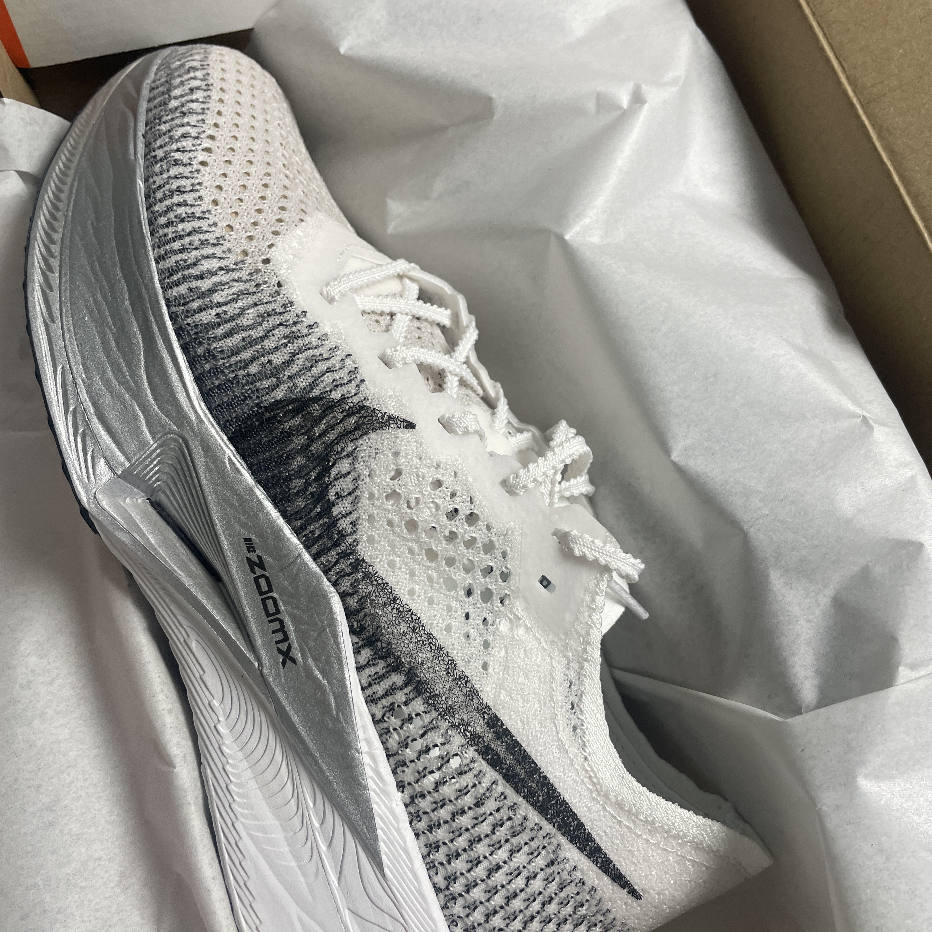 Nike ZoomX Vaporfly Next% 3 White Grey 착용 스타일 - 2