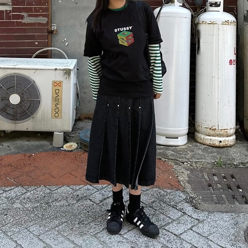 Stussy S64 Pigment Dyed T-Shirt Black, Adidas Superstar Core Black White 착용 스타일 - 1