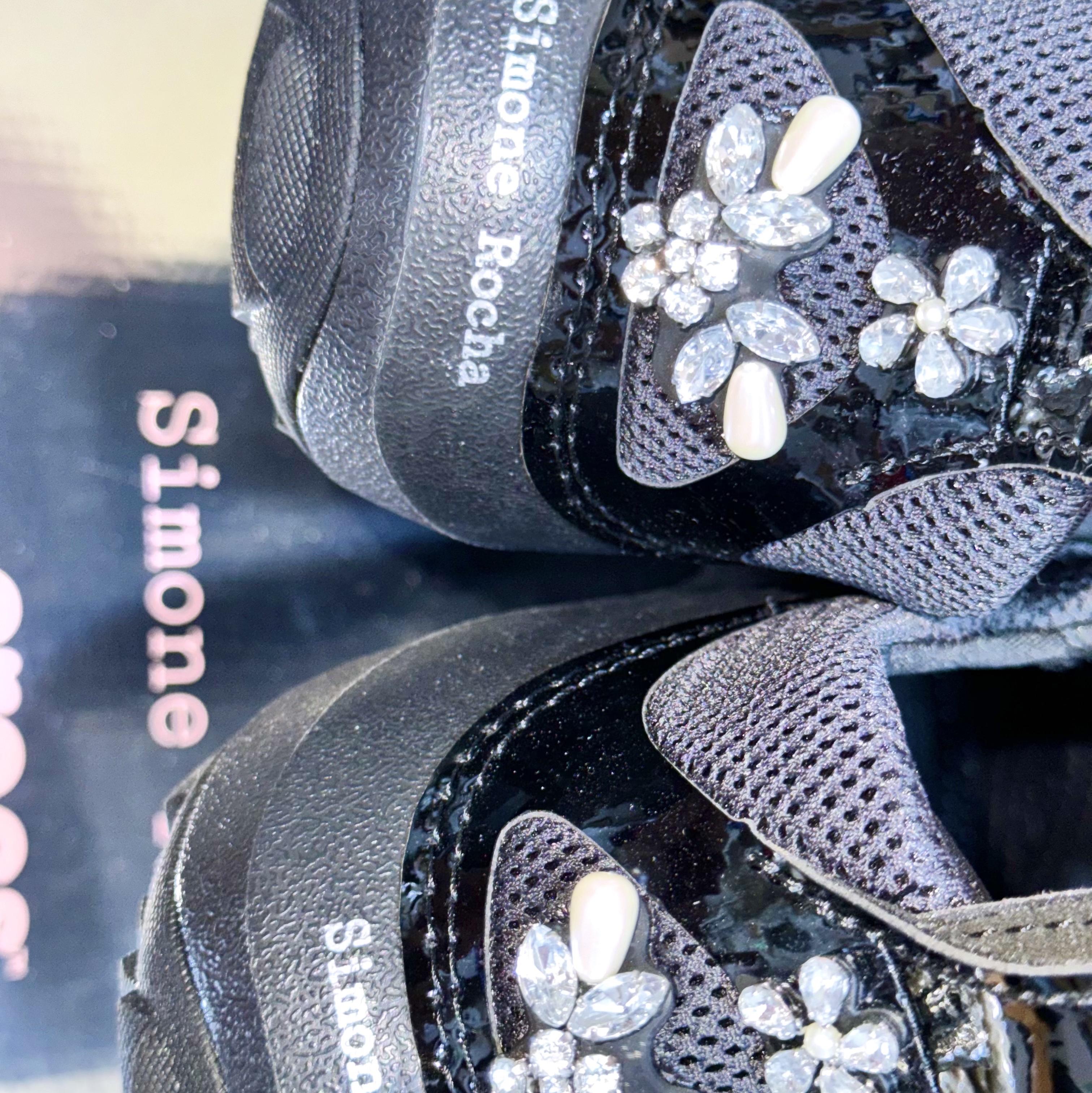 (W) Crocs x Simone Rocha Quick Trail Low Black 착용 스타일 - 3