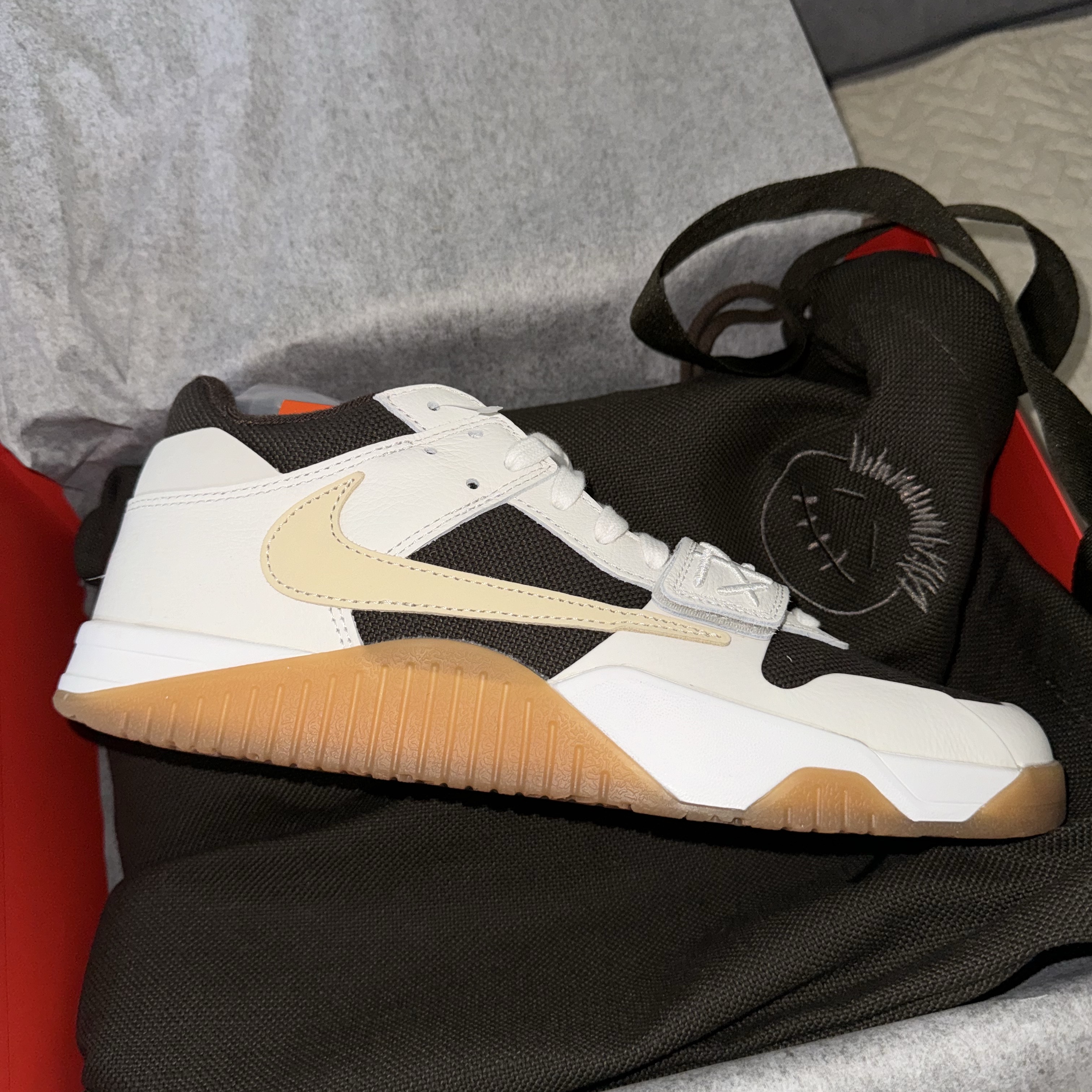Jordan x Travis Scott Jumpman Jack TR Sail and Dark Mocha 착용 스타일