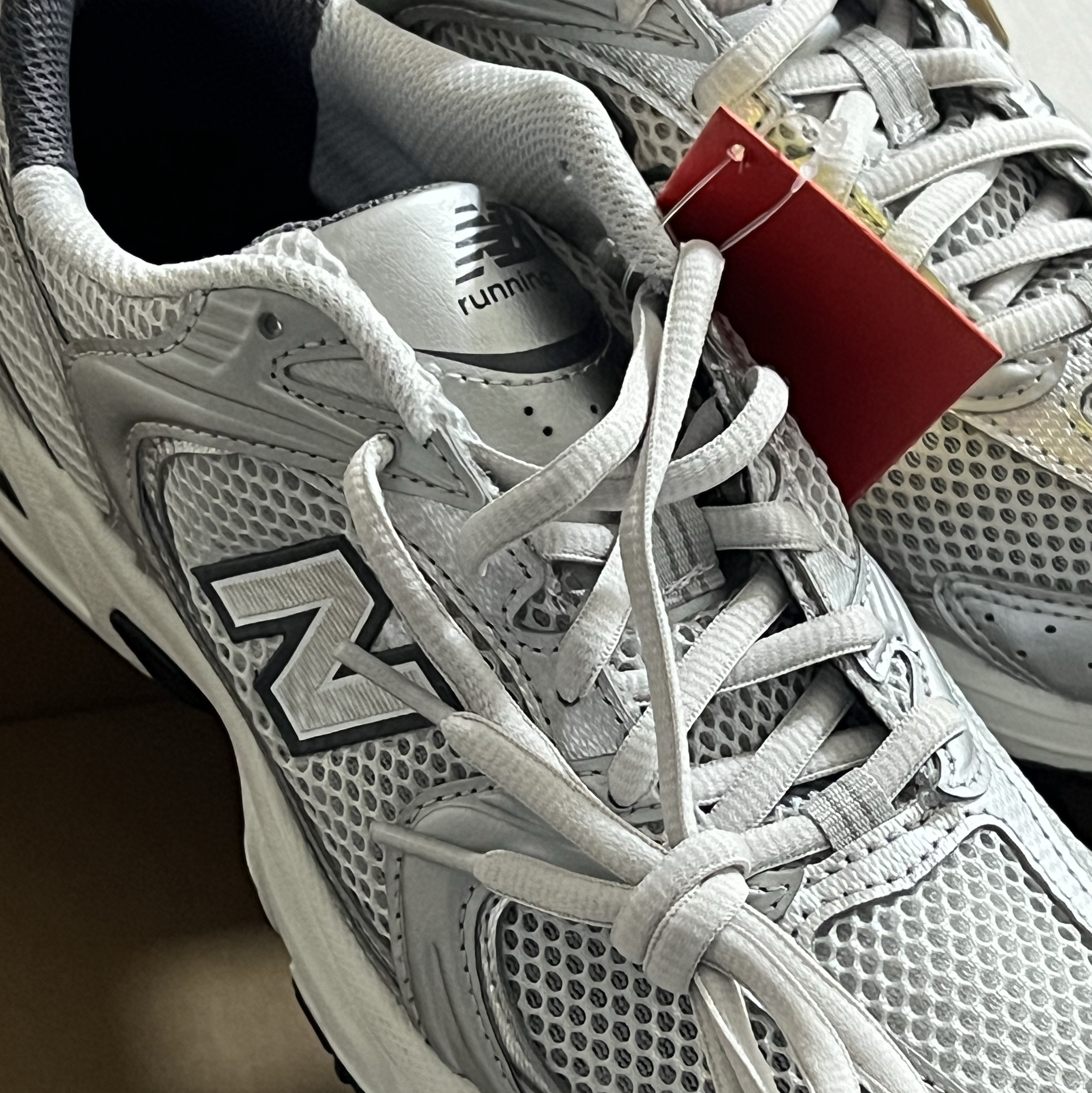 New Balance 530 Grey Matter Silver Metallic 착용 스타일