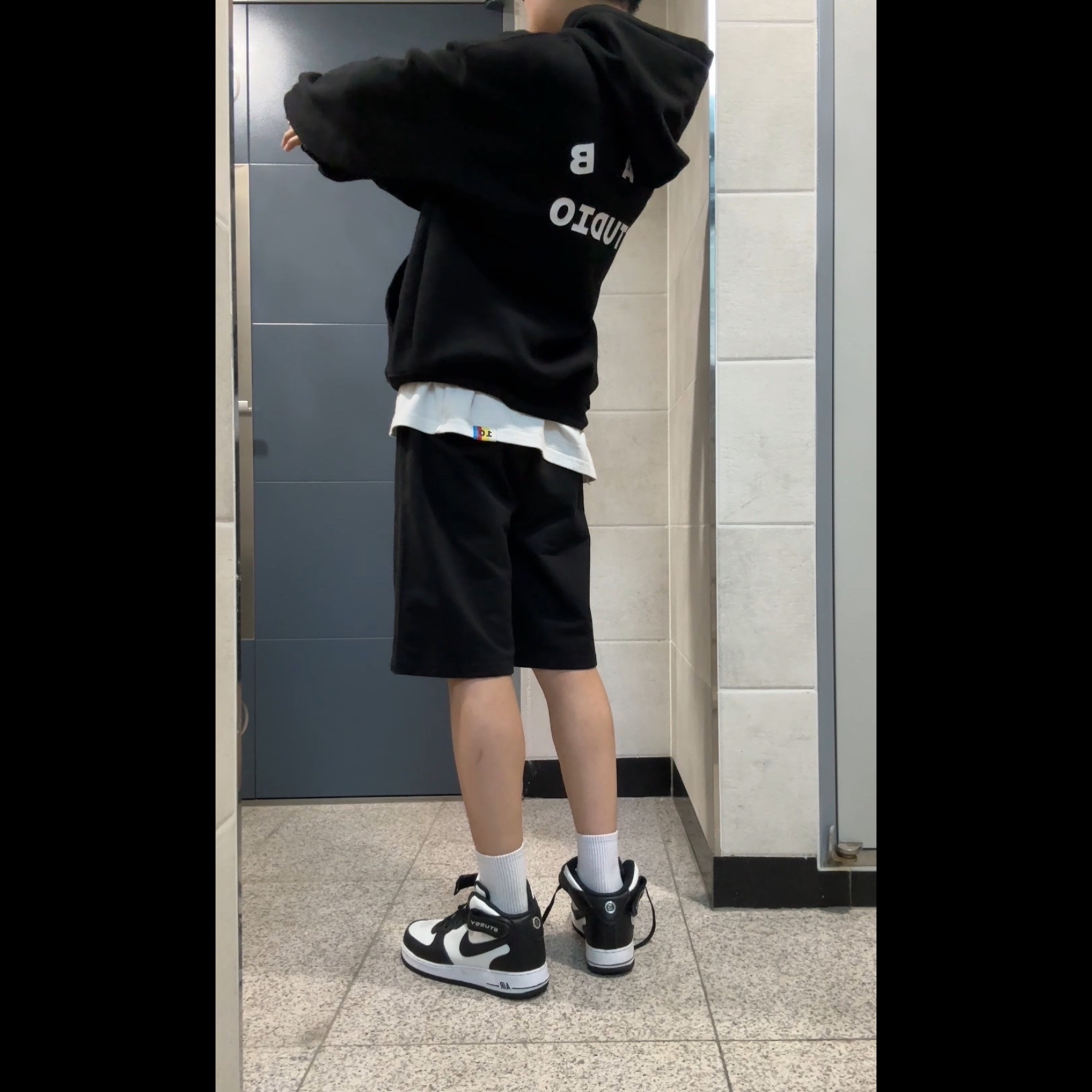 Nike x Stussy Air Force 1 '07 Mid SP Black and Light Bone, IAB Studio Hoodie Black 착용 스타일 - 2