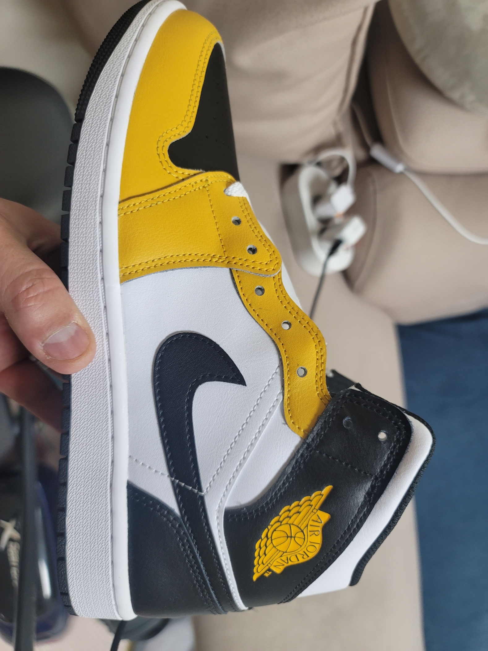 Jordan 1 Mid Yellow Ochre Black 착용 스타일