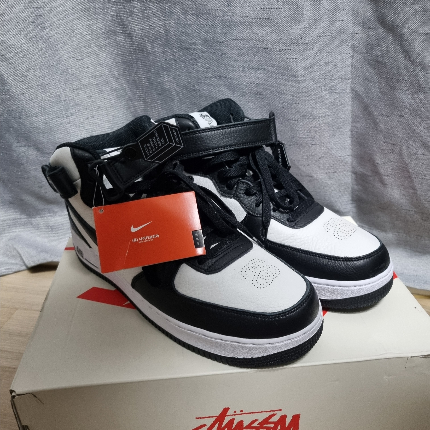 Nike x Stussy Air Force 1 '07 Mid SP Black and Light Bone 착용 스타일