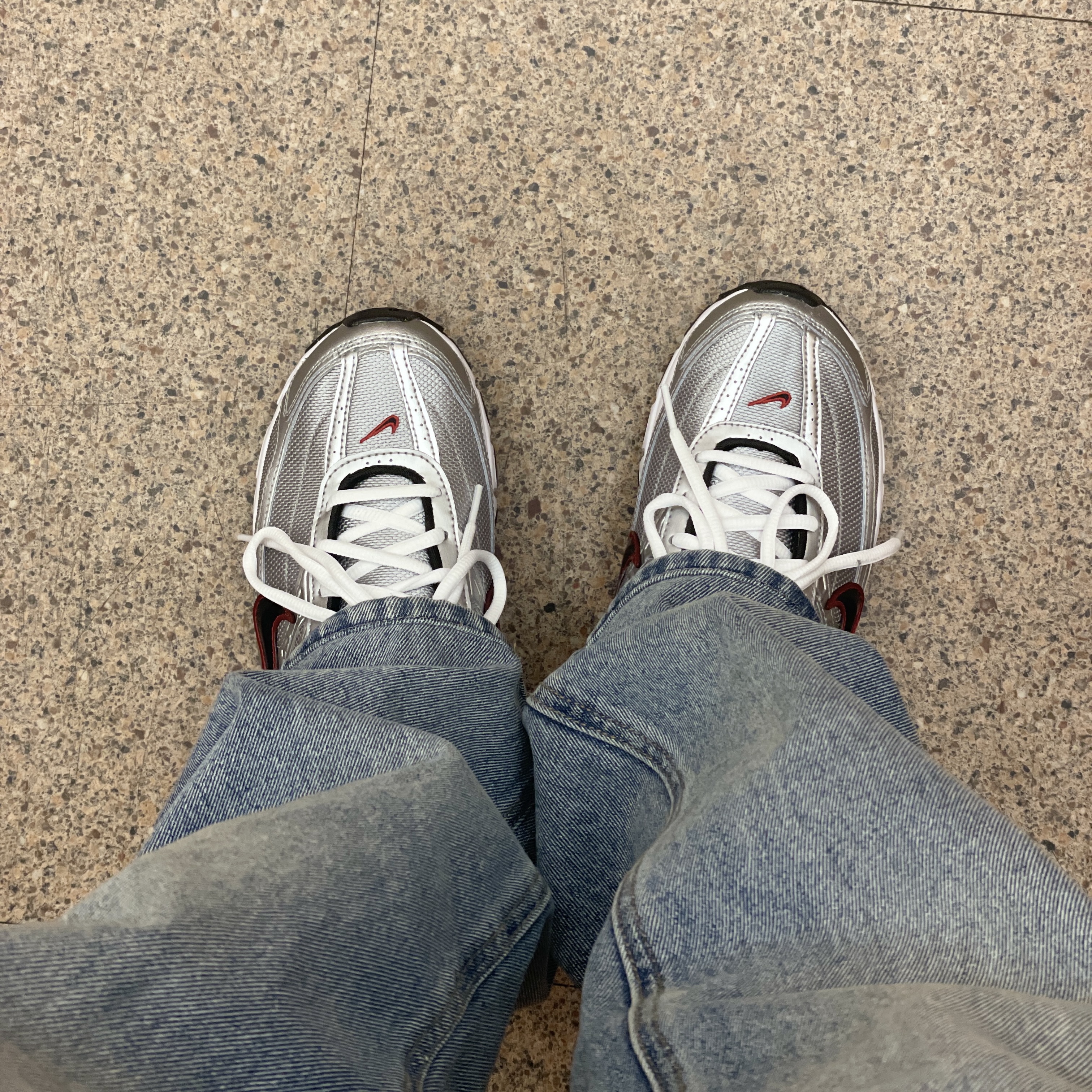 Nike Initiator Metallic Silver Black 착용 스타일
