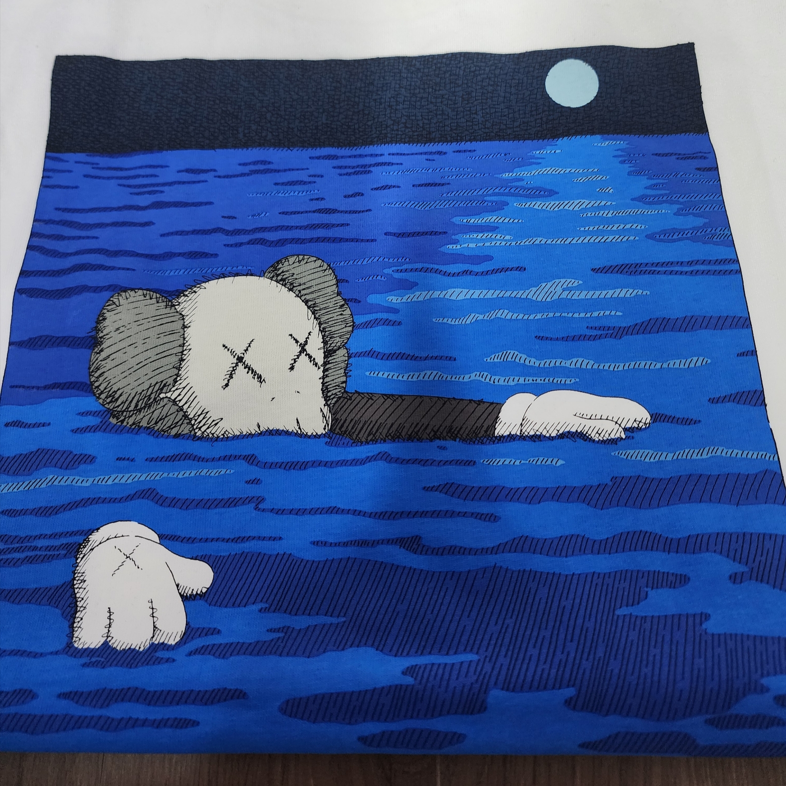 Uniqlo UT x Kaws Short Sleeve Graphic T-Shirt White 착용 스타일