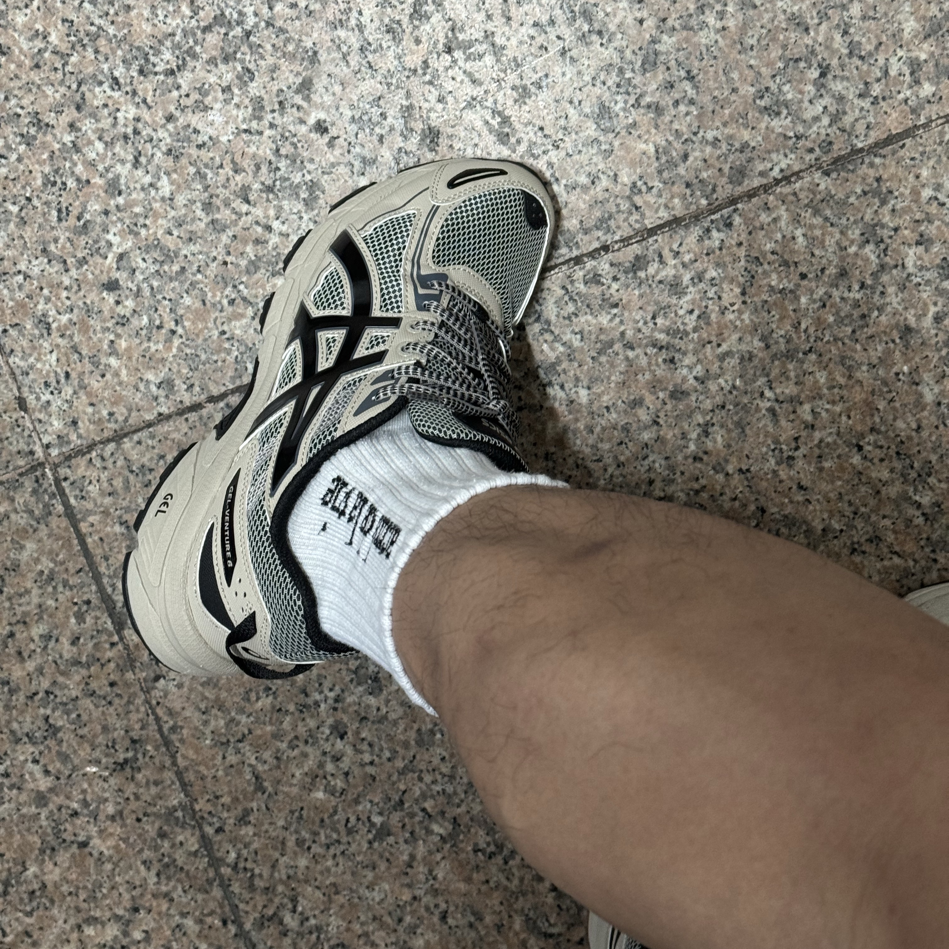 Asics Gel-Venture 6 Feather Grey Black 착용 스타일 - 3
