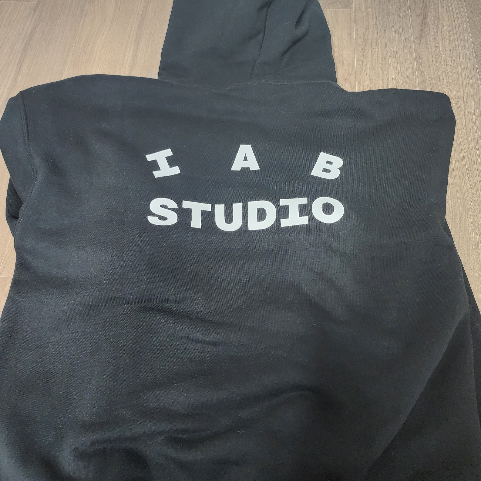IAB Studio Hoodie Black 착용 스타일