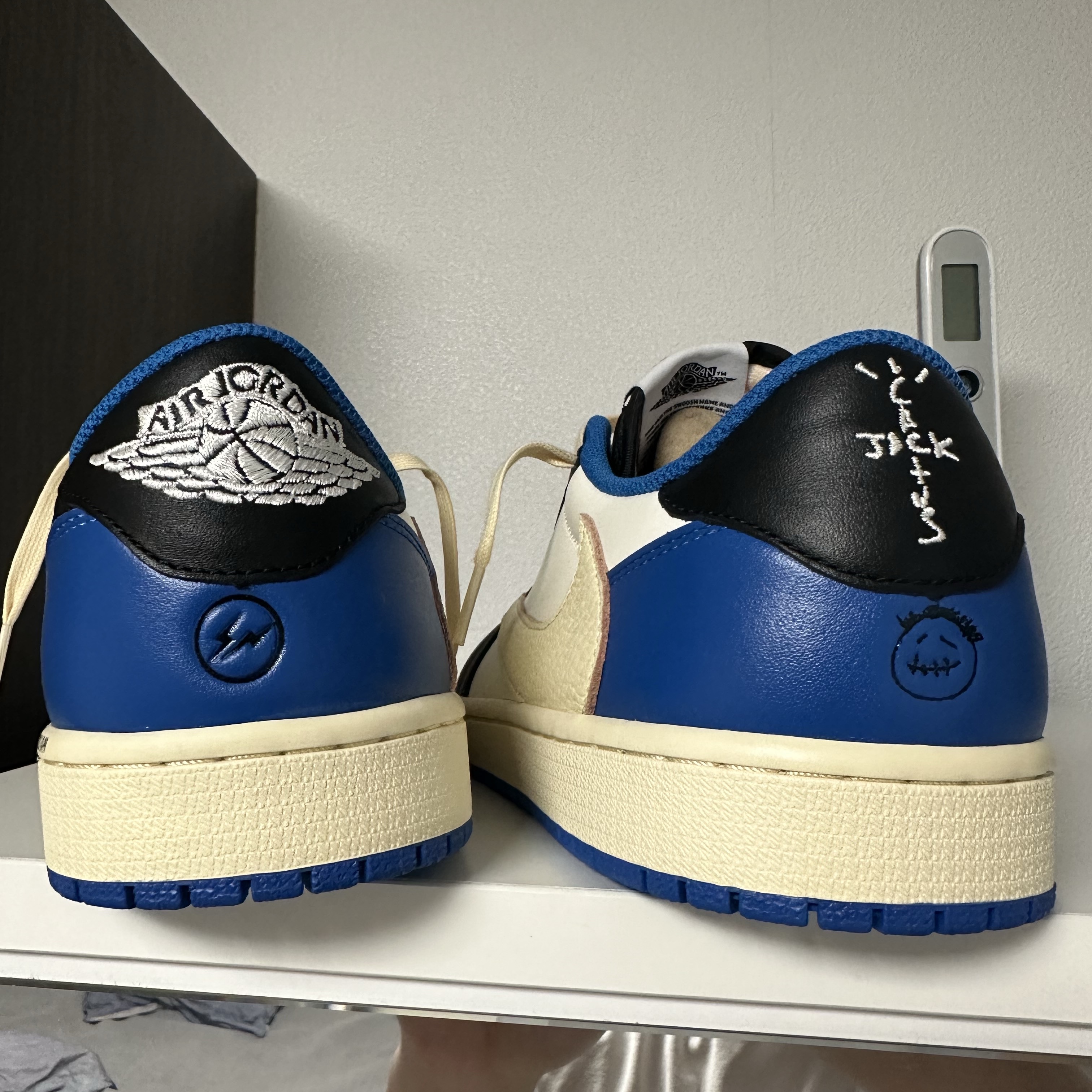 Jordan 1 x Travis Scott x Fragment Retro Low OG SP Military Blue 착용 스타일 - 1