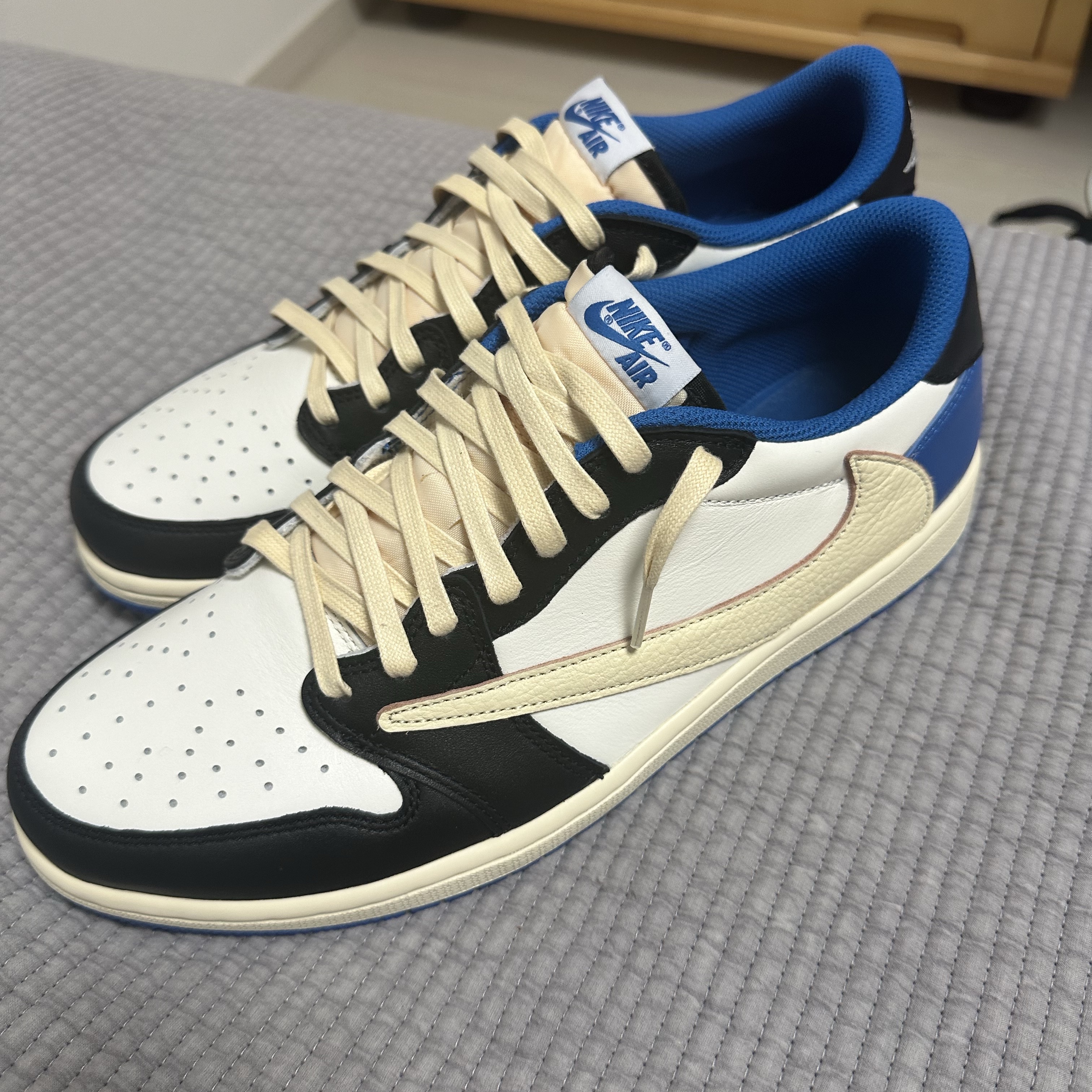 Jordan 1 x Travis Scott x Fragment Retro Low OG SP Military Blue 착용 스타일 - 3