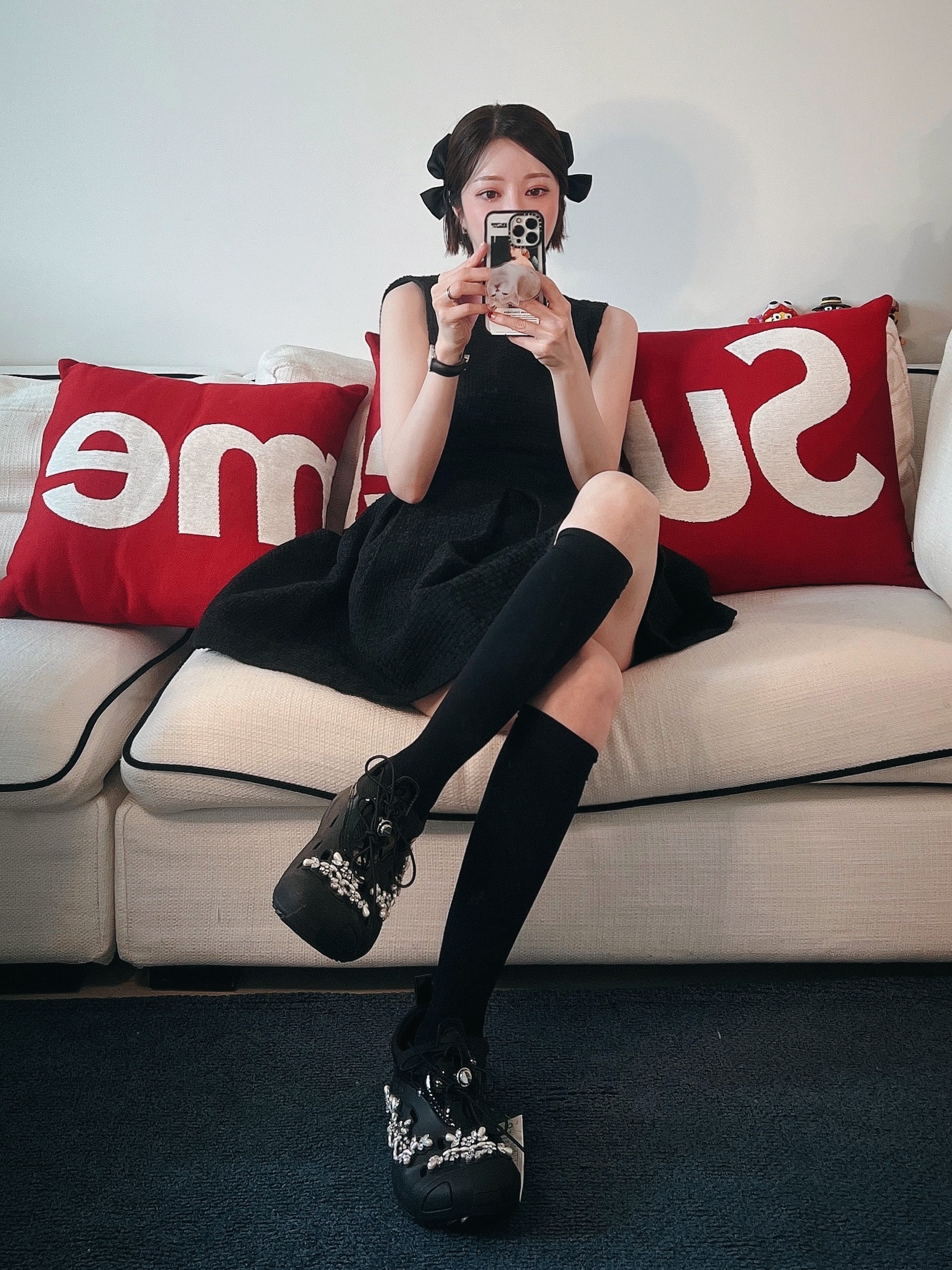 (W) Crocs x Simone Rocha Quick Trail Low Black, Supreme x Jules Pansu Pillows Red (Set of 3) 착용 스타일
