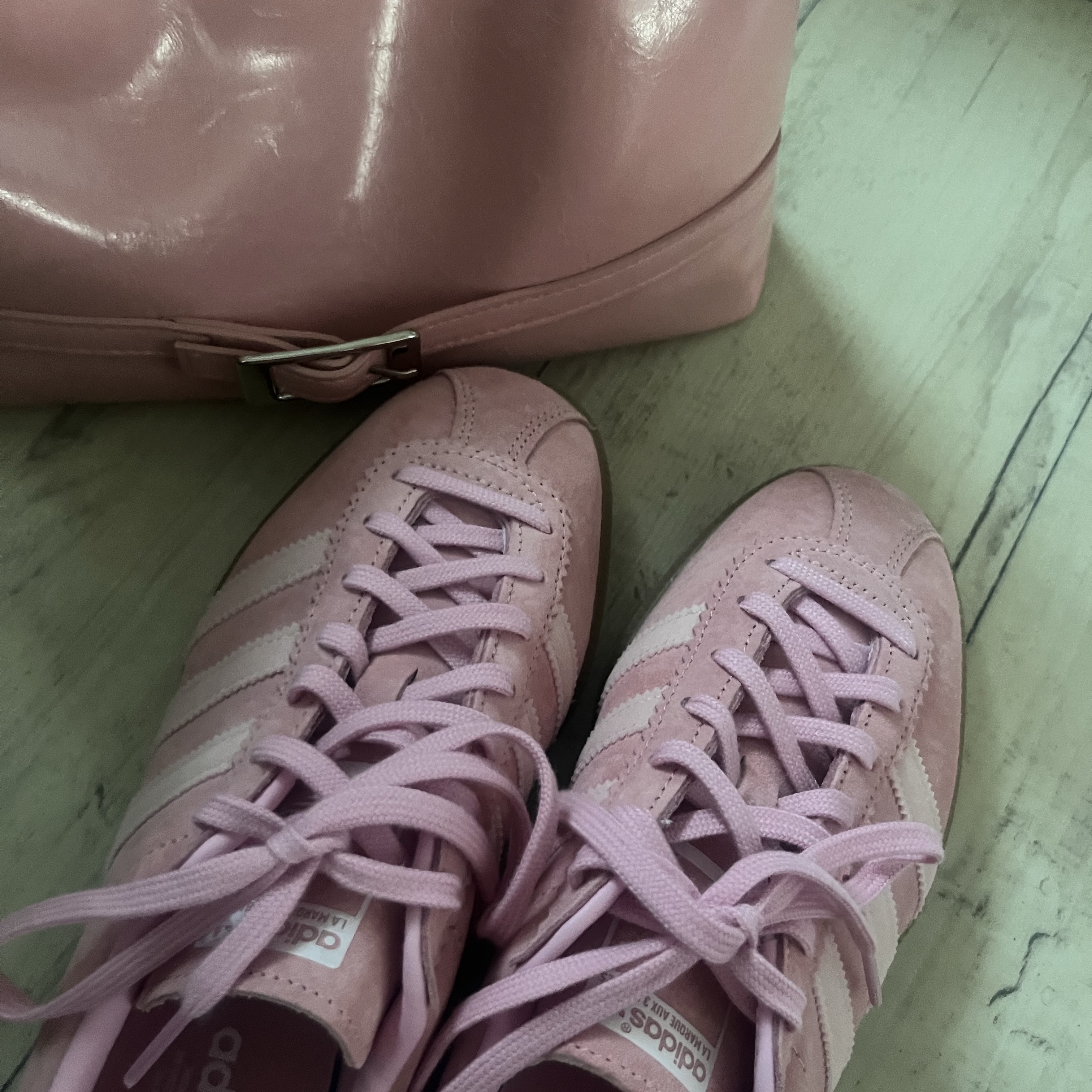 Adidas Bermuda Glow Pink 착용 스타일