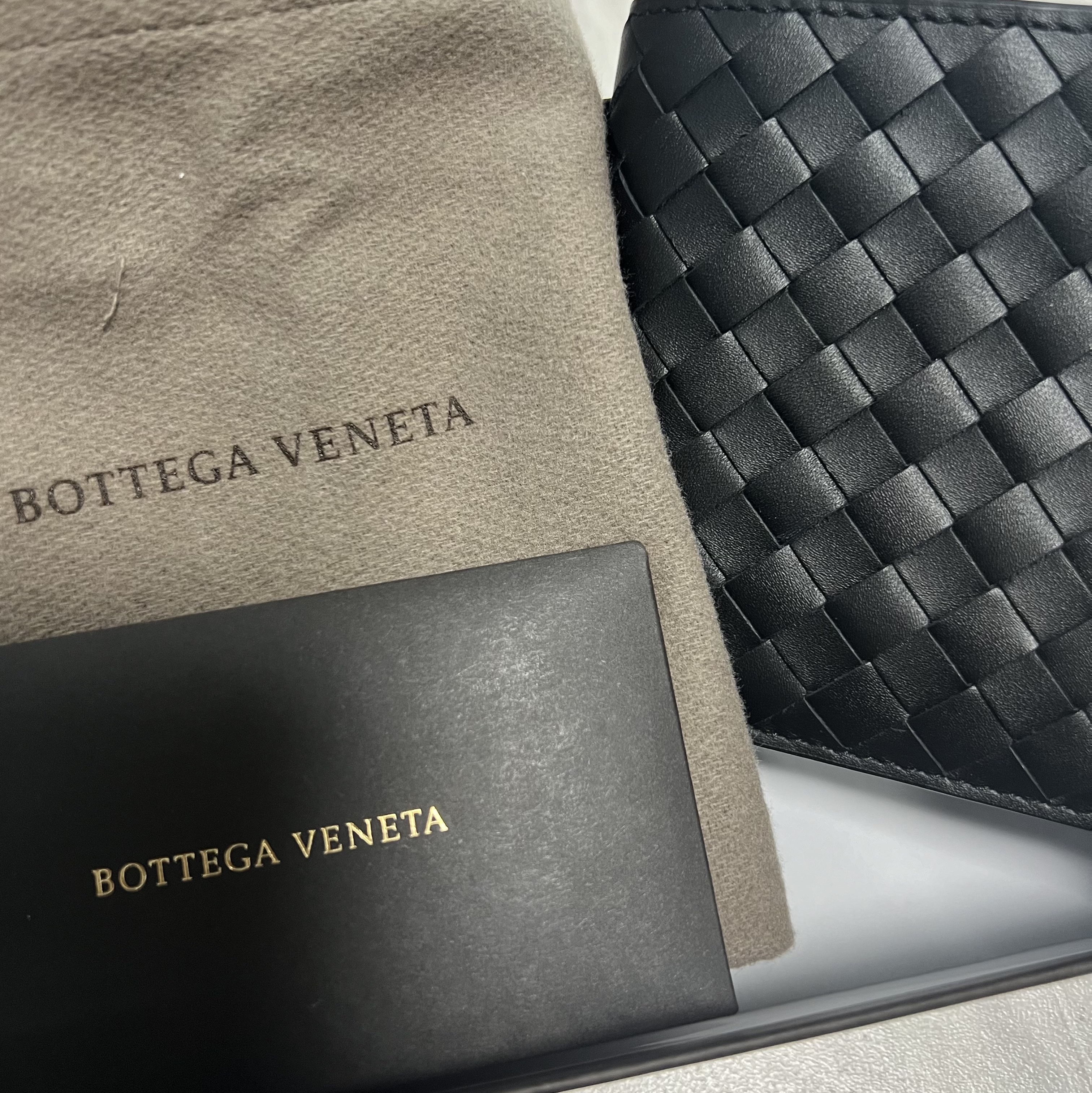 Bottega Veneta Bi-Fold Wallet Black 착용 스타일