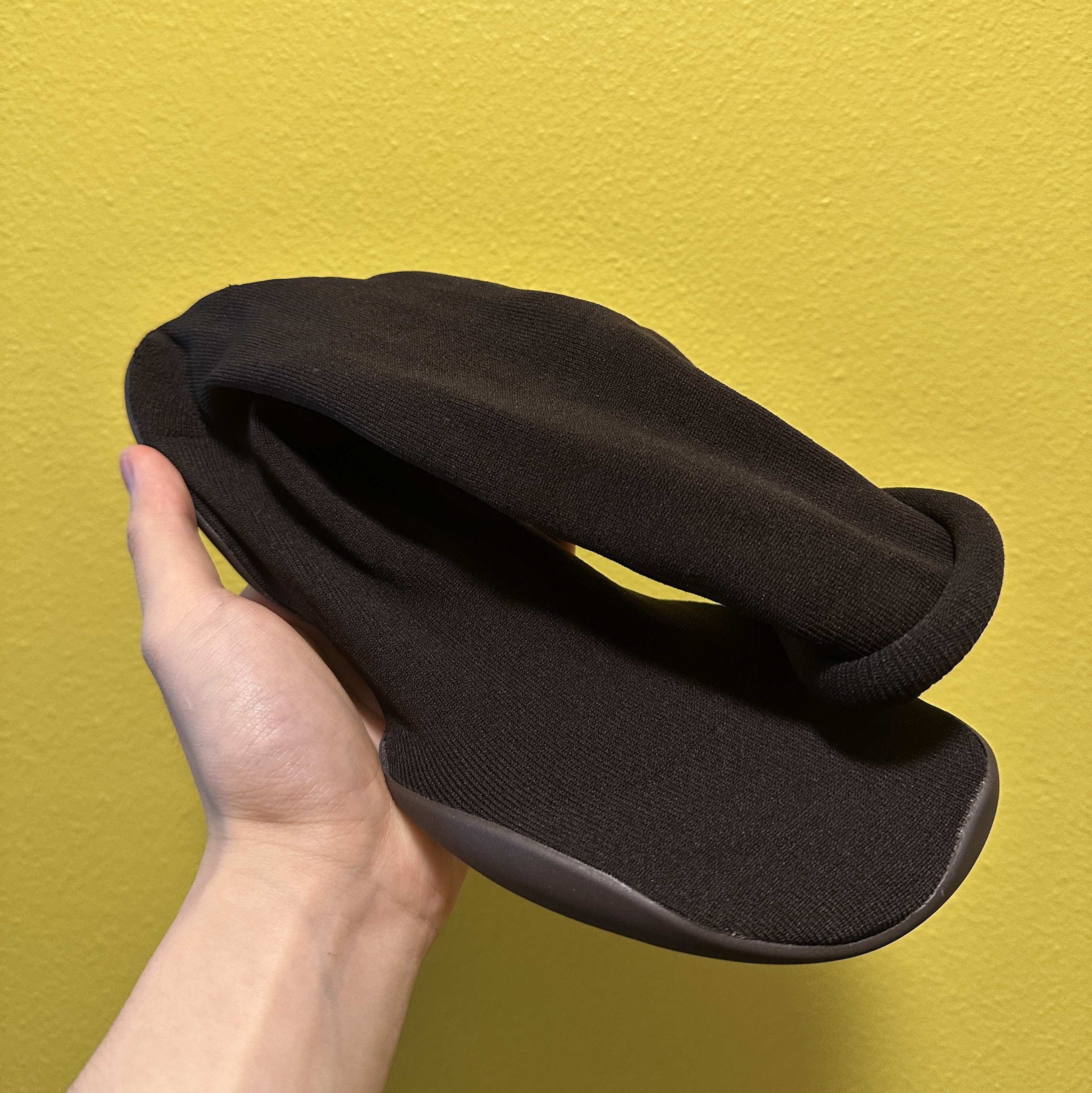 Yeezy YZY Pods Black 착용 스타일