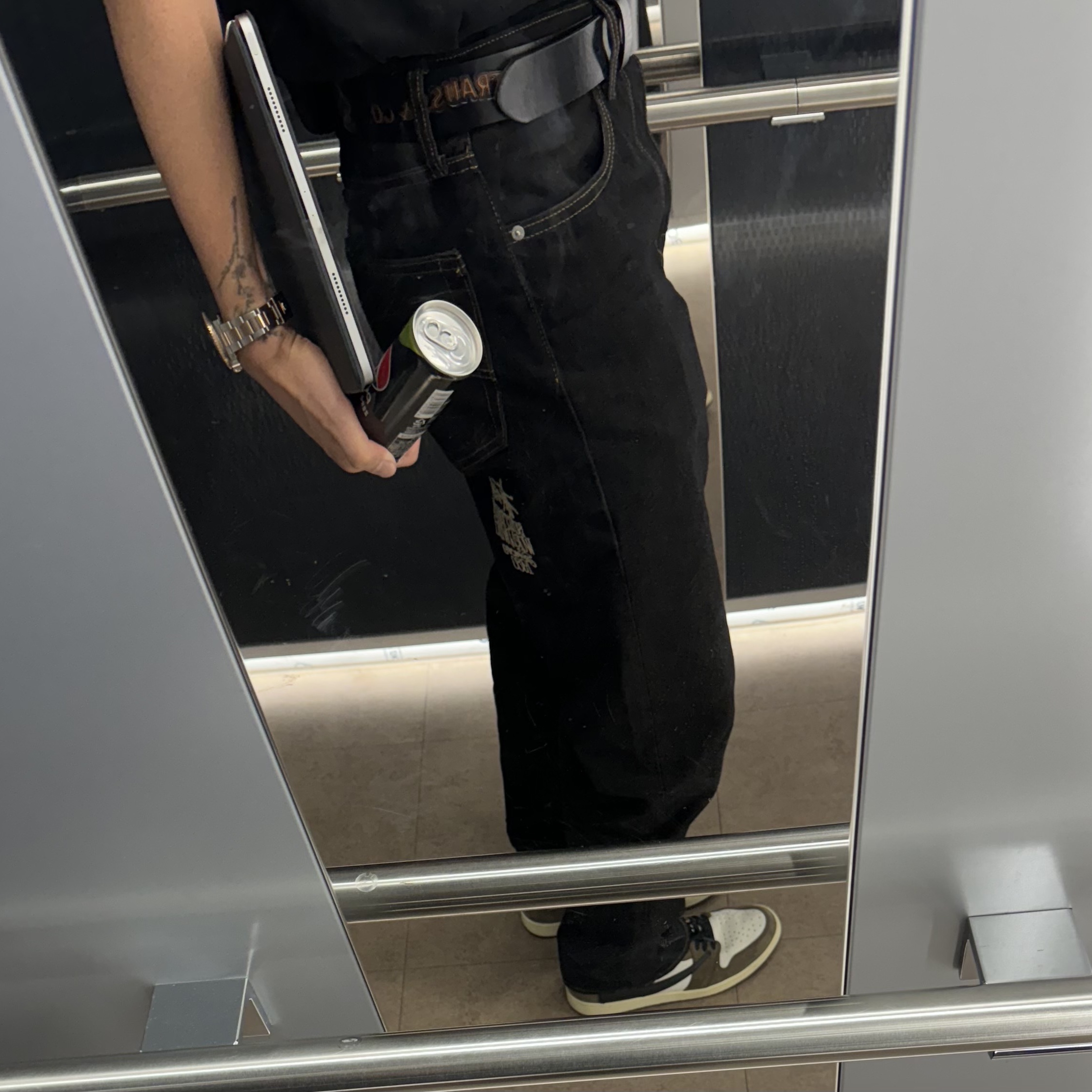 Stussy x Levi's Crispy Rinse 568 Jean Black, Jordan 1 x Travis Scott Retro High OG SP Mocha 착용 스타일