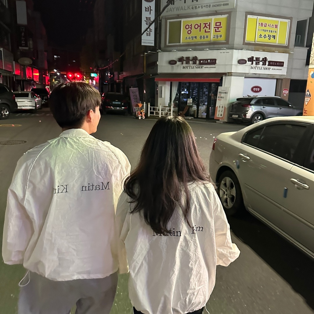 (W) Matin Kim Logo Coating Jumper Ivory 착용 스타일 - 2
