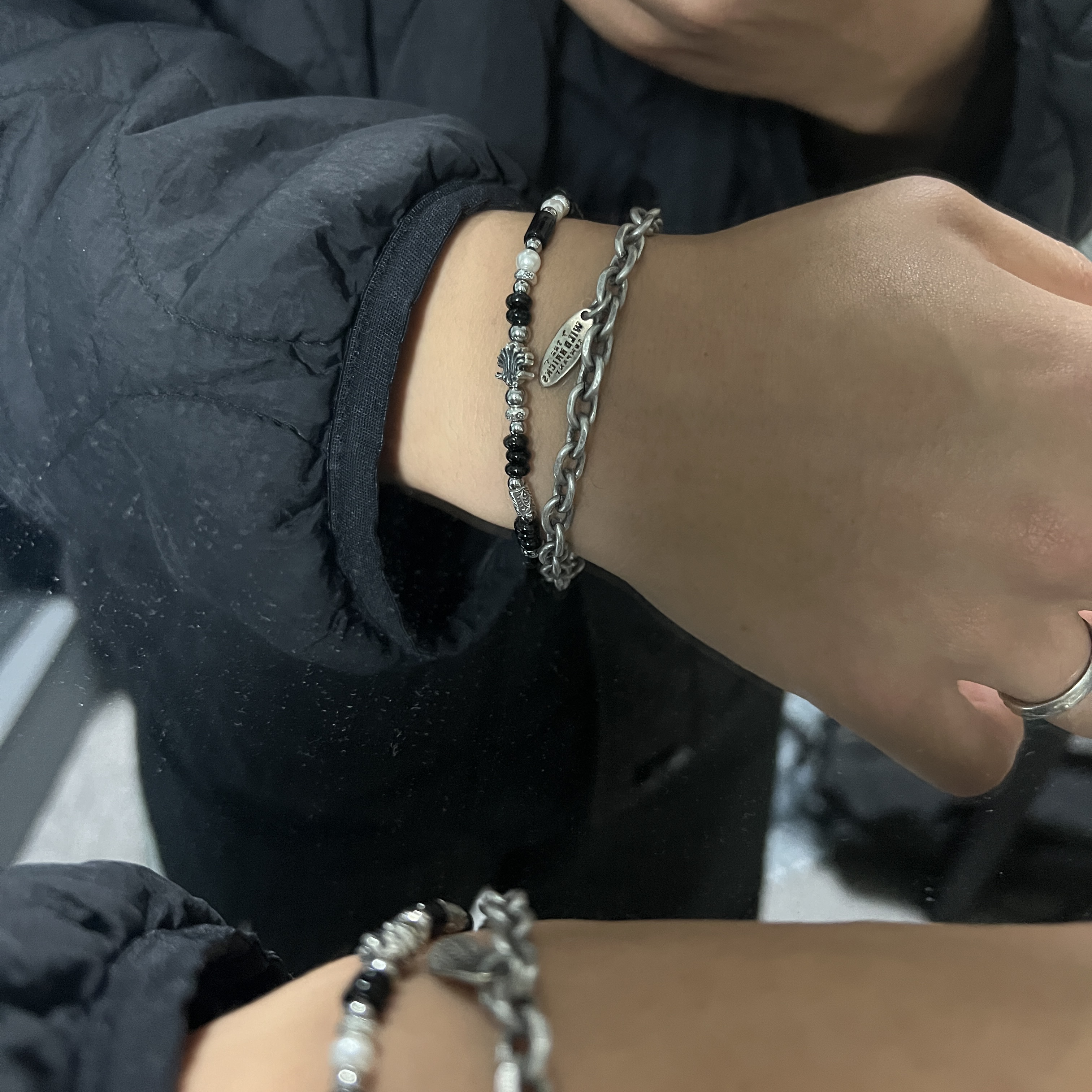 [KREAM 단독] Scudo Shell Black Pearl Beads Bracelet 착용 스타일