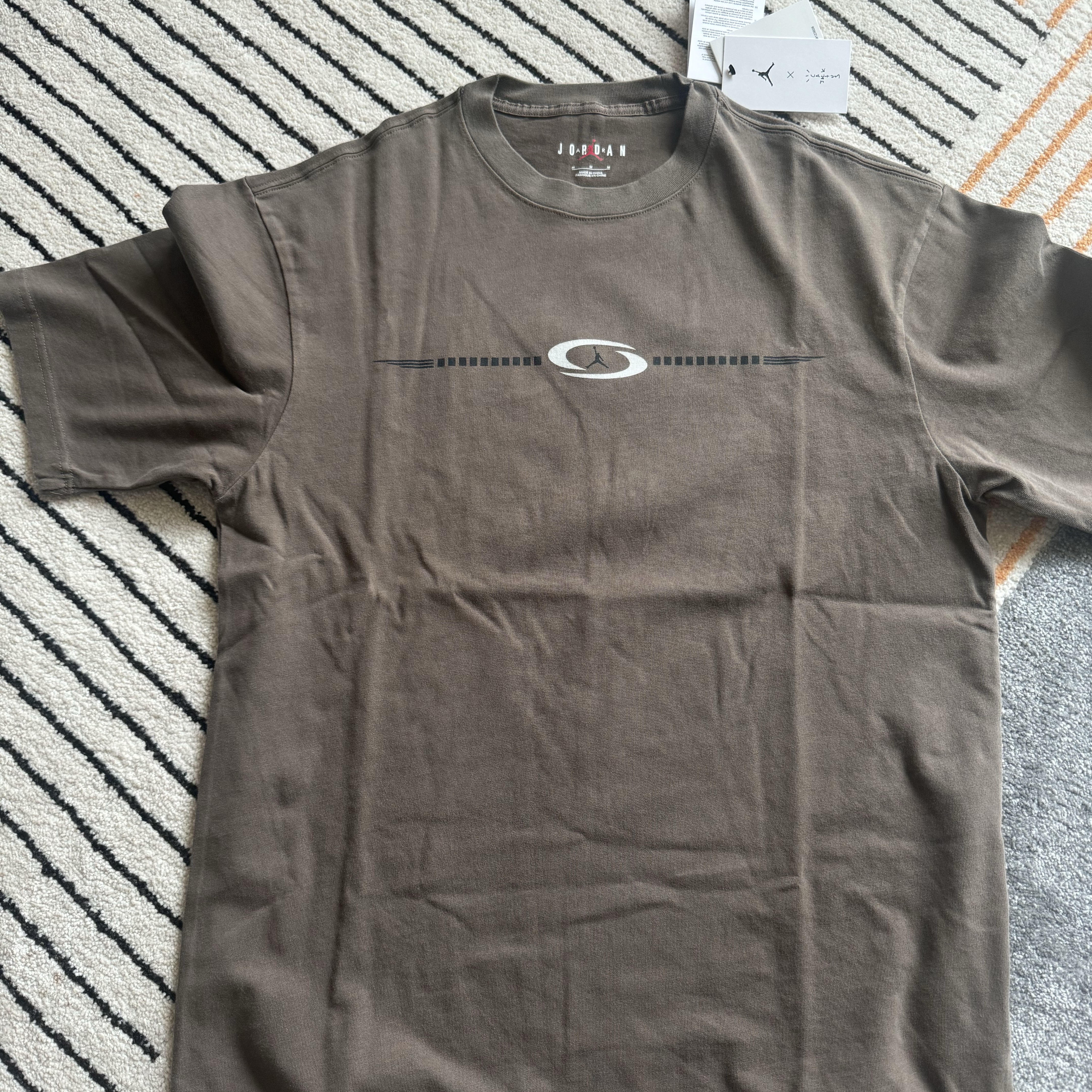 Jordan x Travis Scott T-Shirts Palomino (DZ5510-274) 착용 스타일
