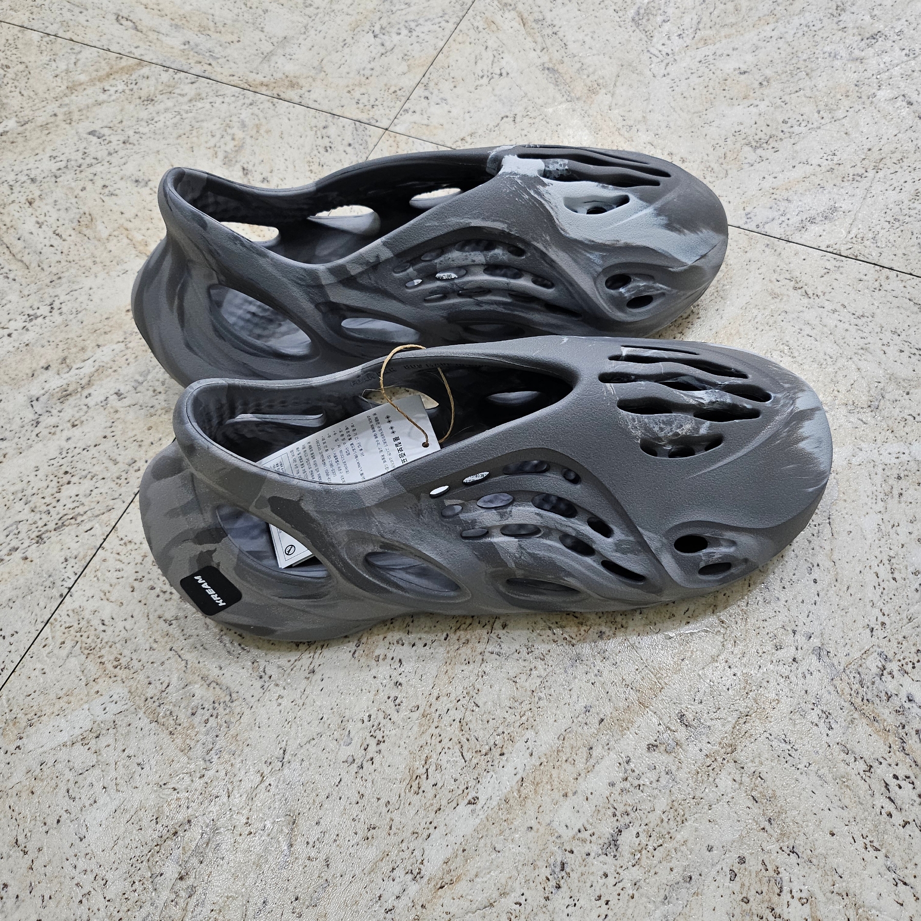 Adidas Yeezy Foam RNNR MX Granite 착용 스타일