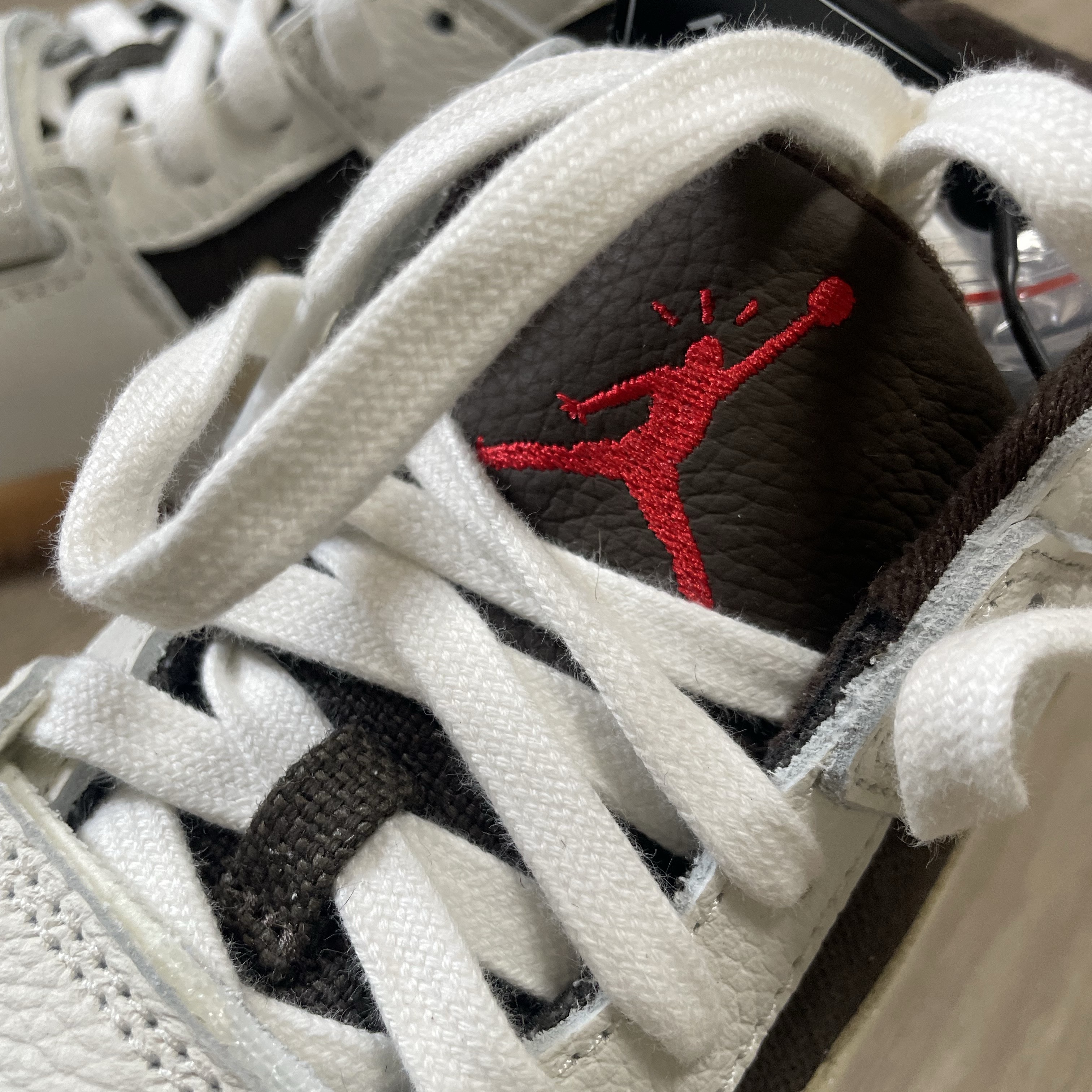 Jordan x Travis Scott Jumpman Jack TR Sail and Dark Mocha 착용 스타일 - 3