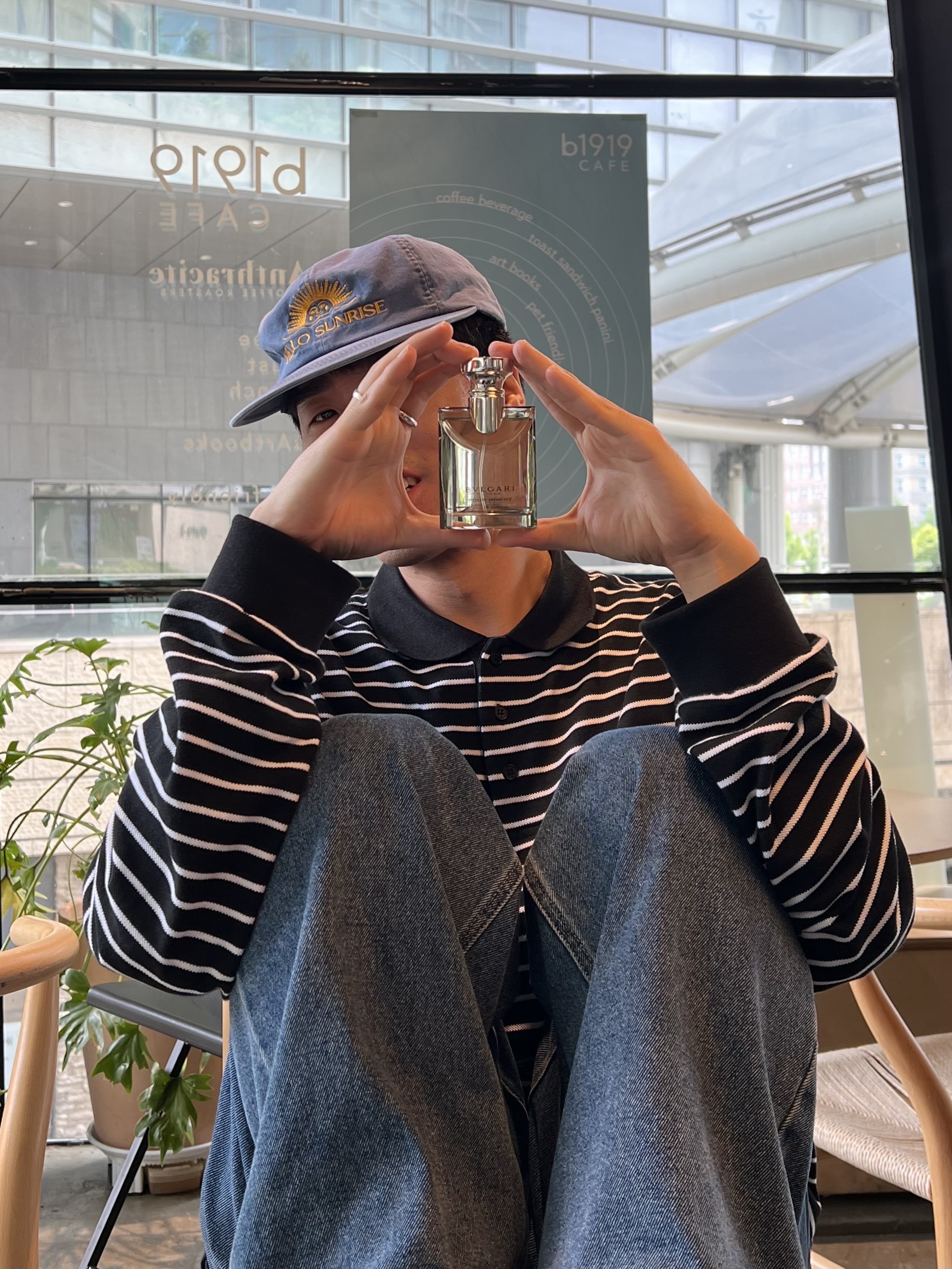 Nike V2K Run Black Anthracite, Hello Sunrise Washed OG Logo 6panel Cap Ocean Blue 착용 스타일 - 3