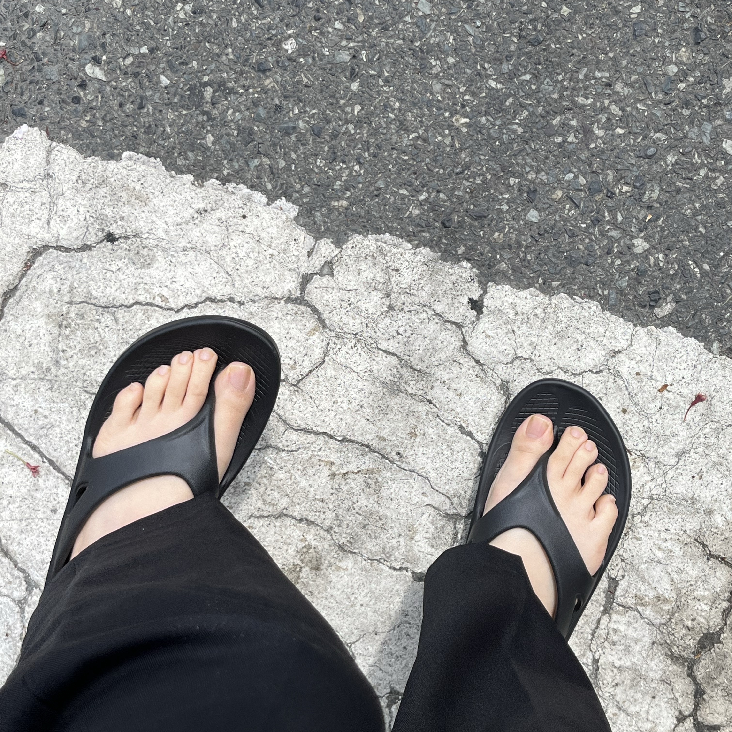 Oofos OOriginal Black, Oofos Ooahh Slide Black 착용 스타일 - 1