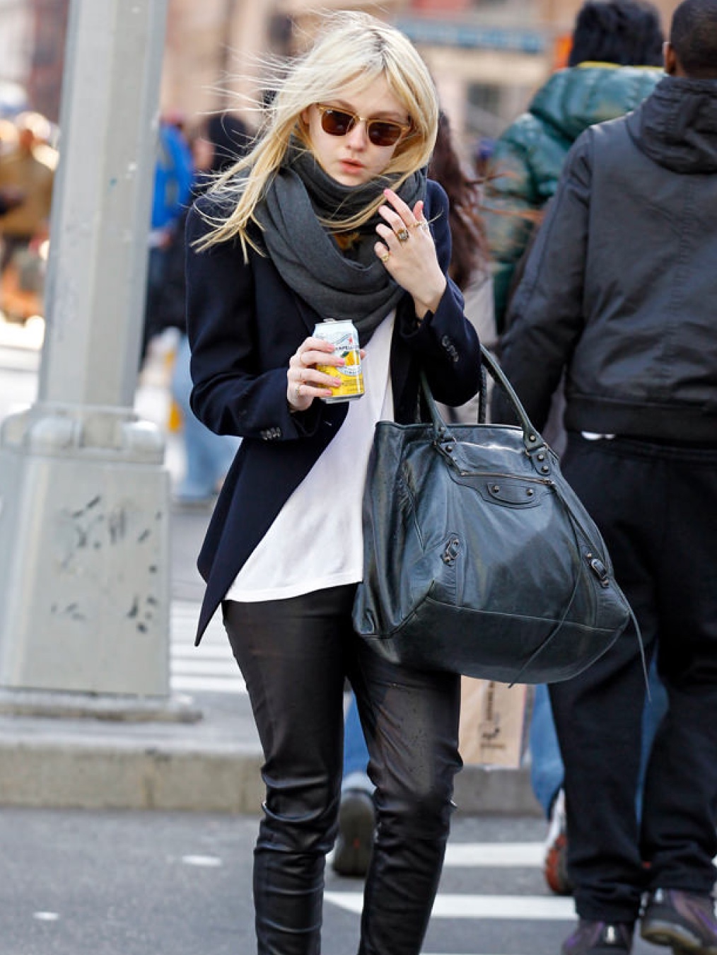 Balenciaga Le City Small Bag Black, Balenciaga Le City Medium Bag Green 착용 스타일 - 7