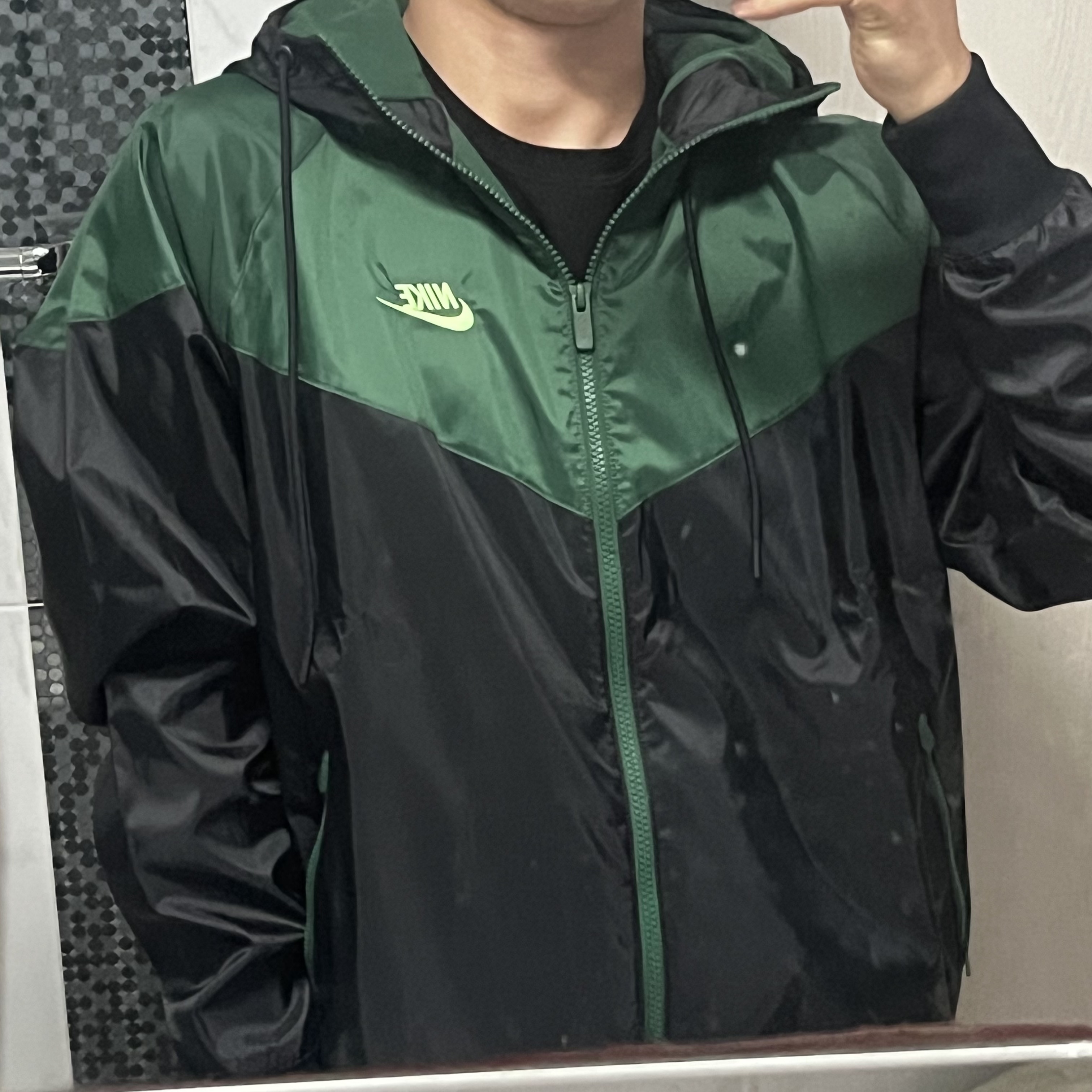 Nike NSW Windrunner Hooded Jacket Black Fir - Asia 착용 스타일