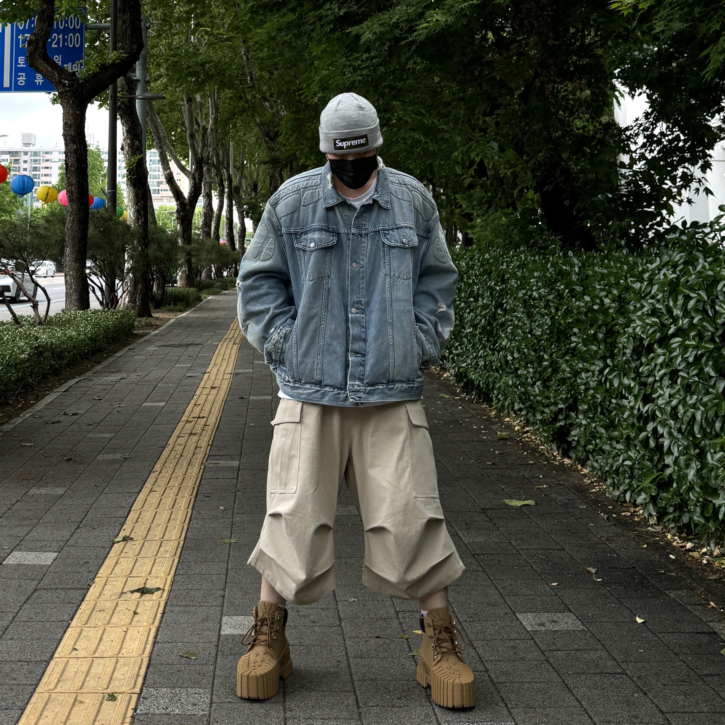 Nonnod Side Cargo Shorts Beige, Yeezy Gap Engineered By Balenciaga Padded Denim Jacket Blue 착용 스타일 - 1