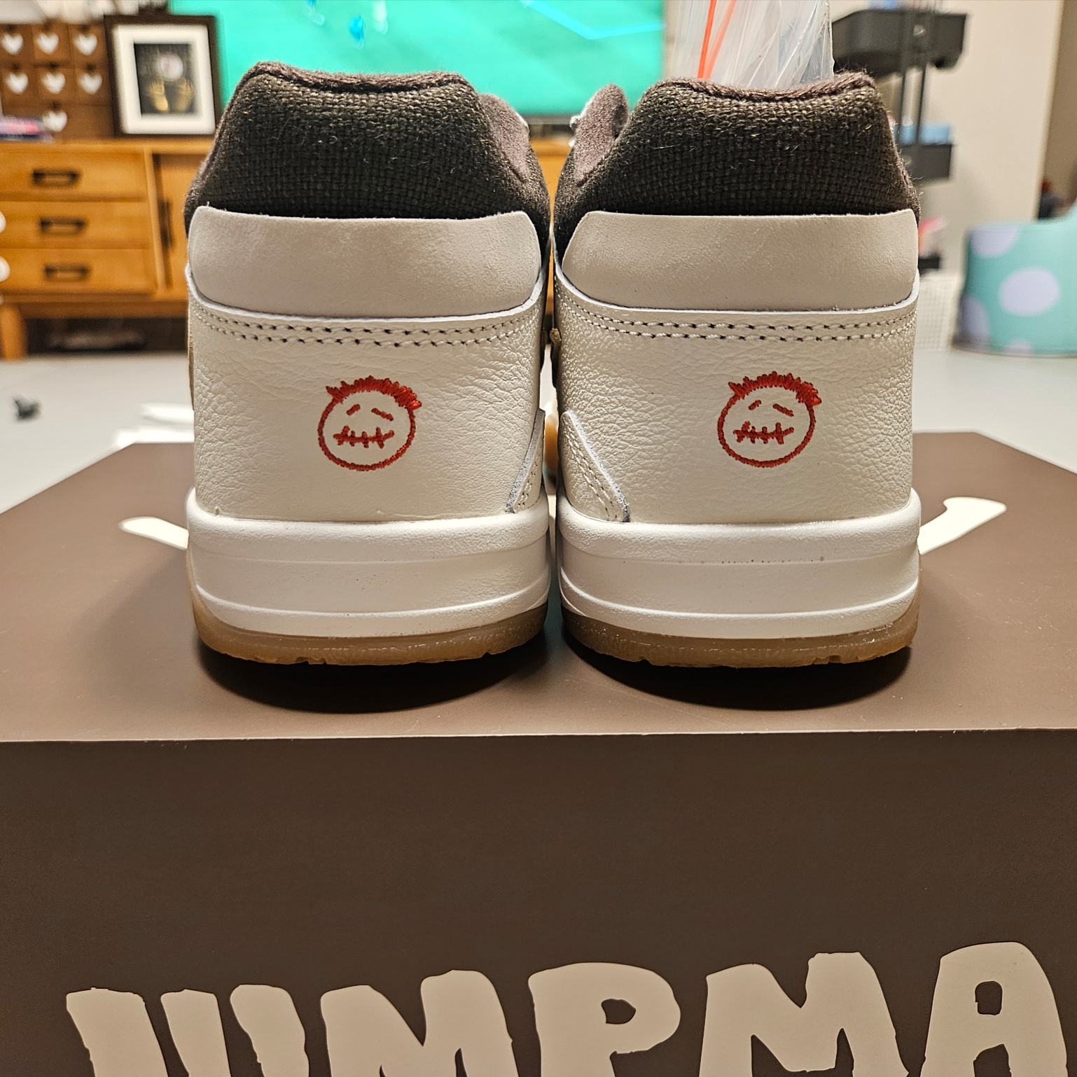 Jordan x Travis Scott Jumpman Jack TR Sail and Dark Mocha 착용 스타일 - 3