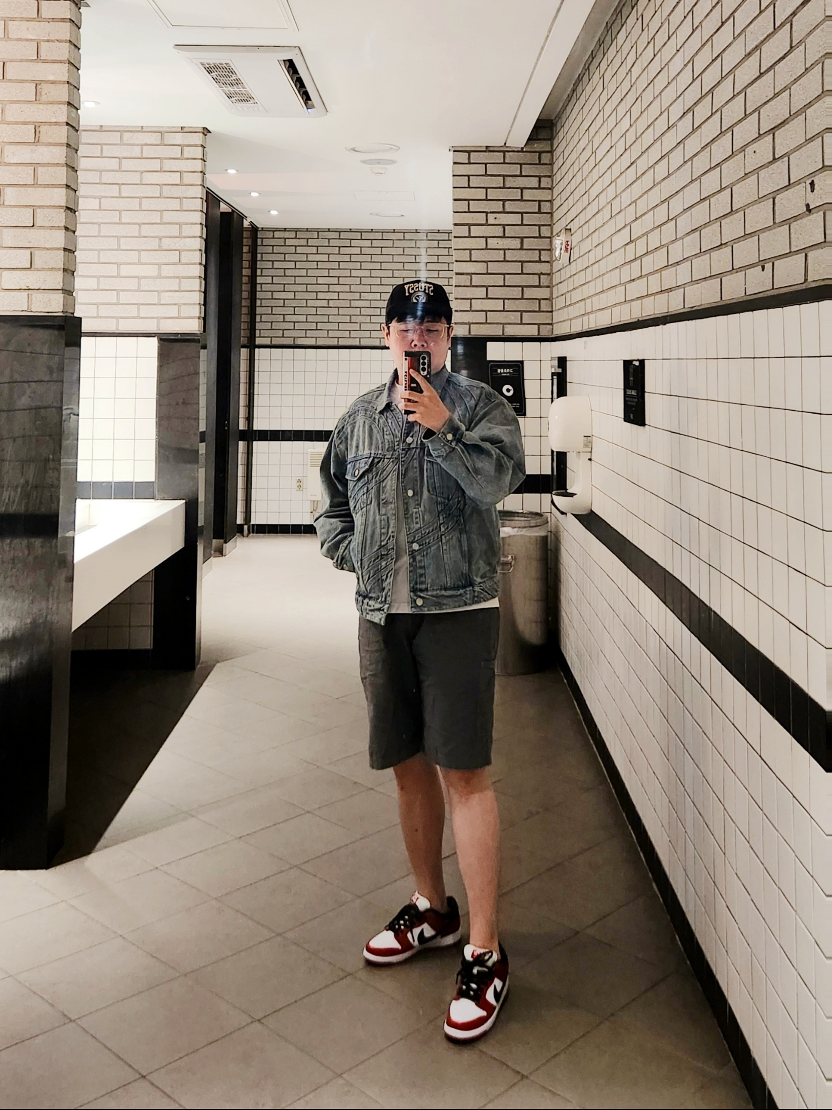 Supreme S Logo Denim Trucker Jacket Washed Blue - 24SS, Stussy x Heal The Bay Ocean Pigment Dyed T-Shirt Blush 착용 스타일