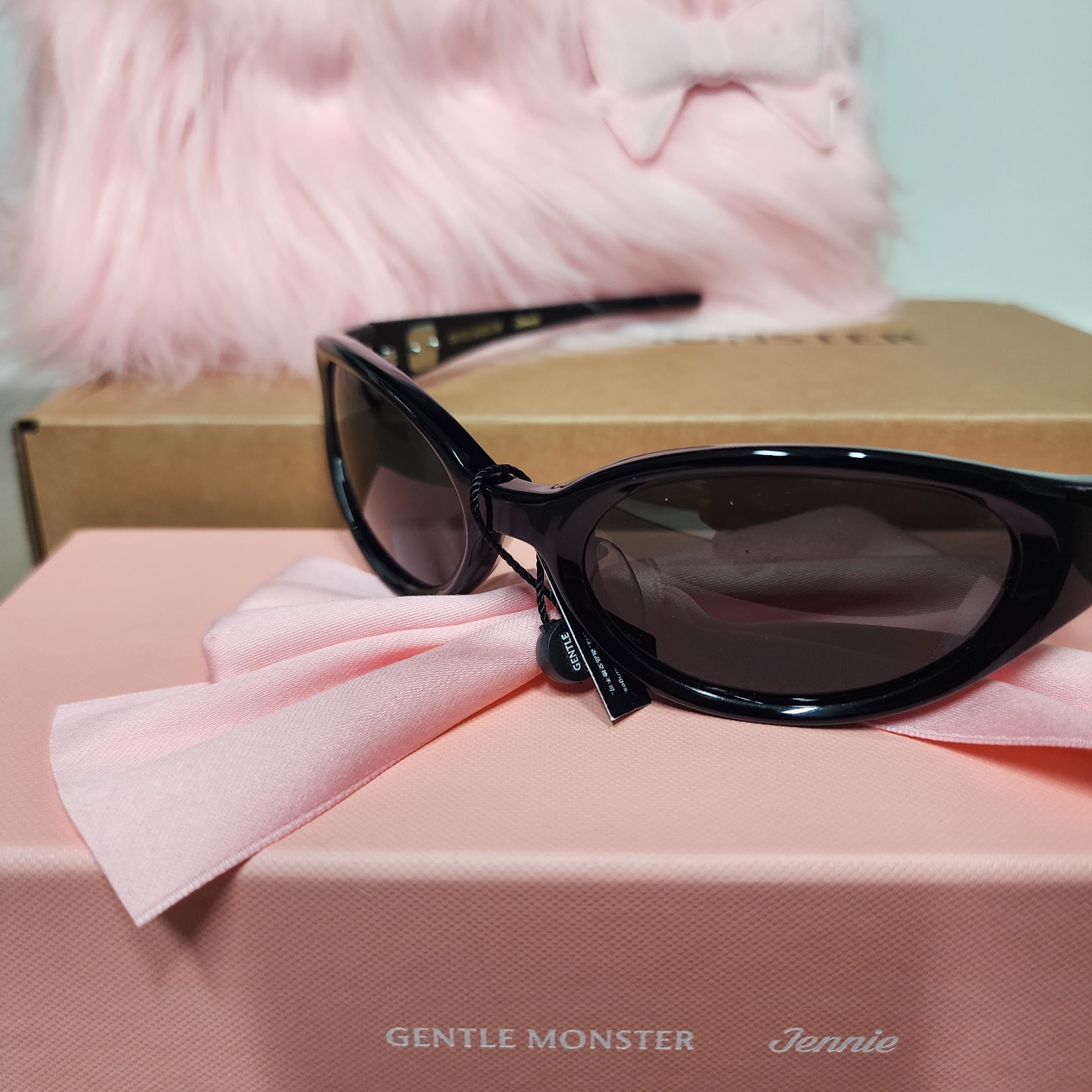 Gentle Monster x Jennie Jentle Salon Donut Bun 01 Black Gray 착용 스타일
