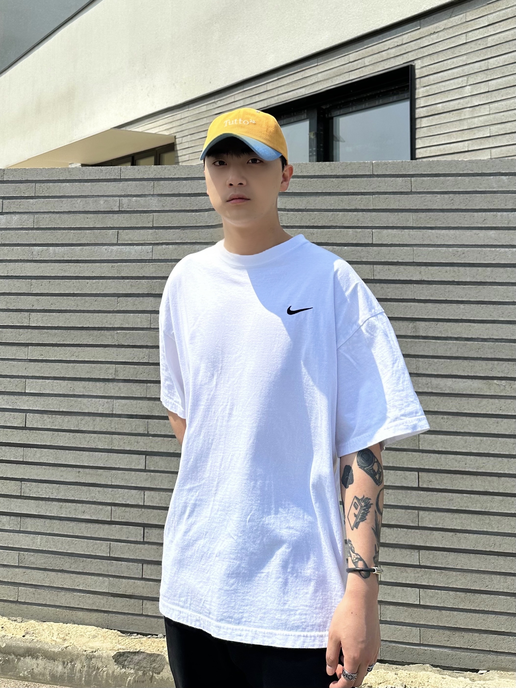 Nike x Stussy T-Shirt White (DV1774-100), Jordan 1 x Travis Scott Retro Low OG SP Black Phantom 착용 스타일 - 1