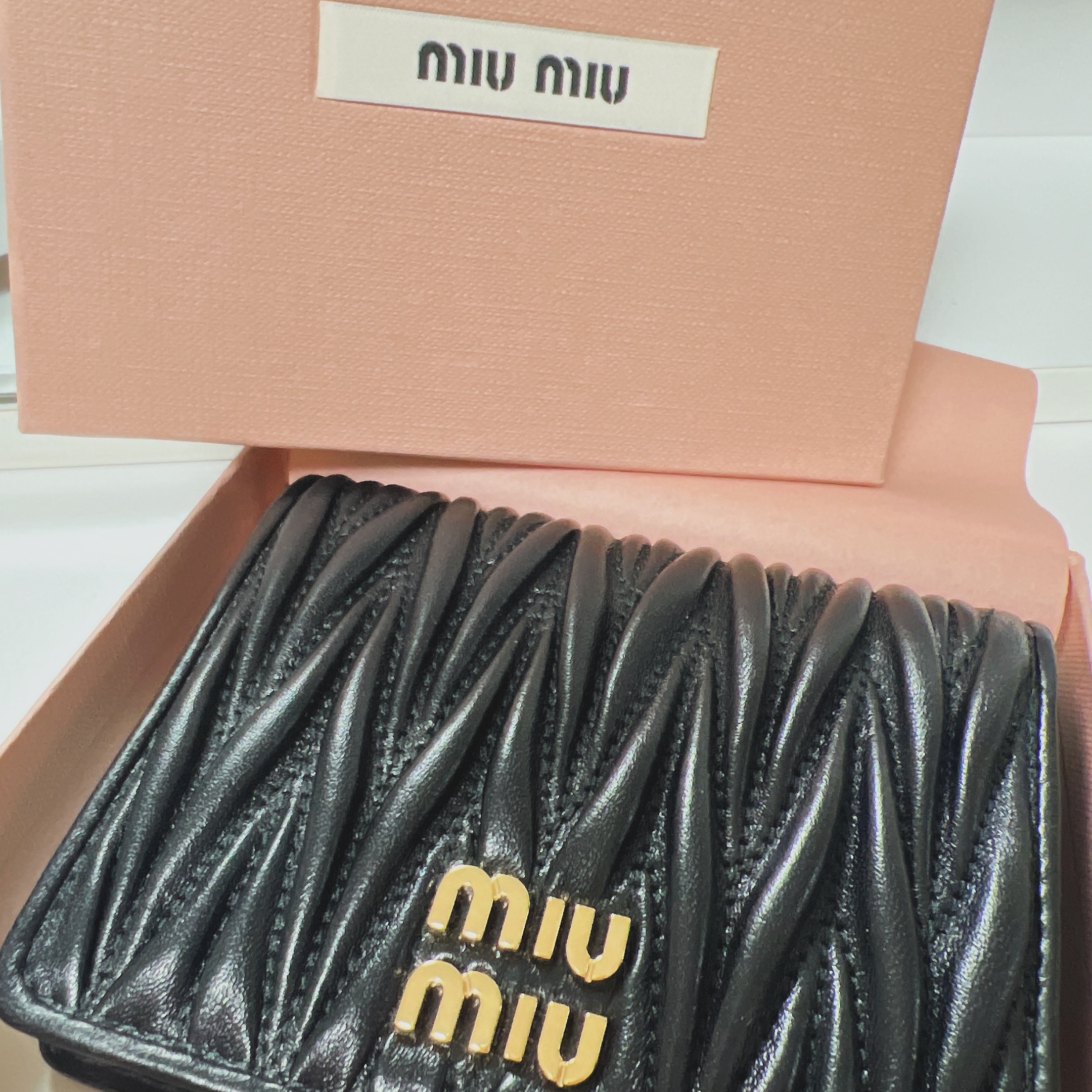 Miu Miu Matelasse Nappa Leather Wallet Black 착용 스타일