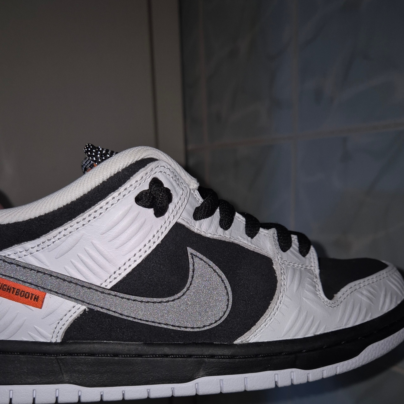 Nike x Tightbooth SB Dunk Low Pro Black and White 착용 스타일 - 2