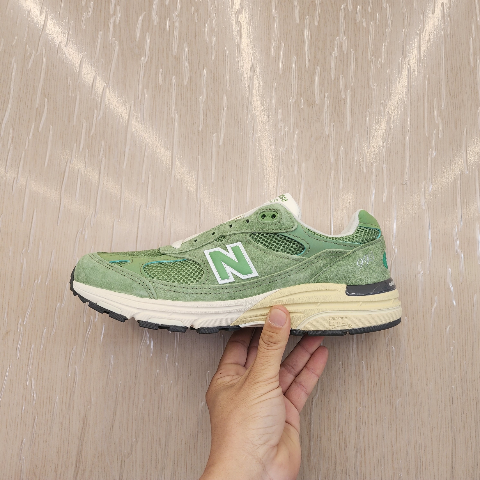 New Balance 993 Made in USA Chive Sea Salt 착용 스타일