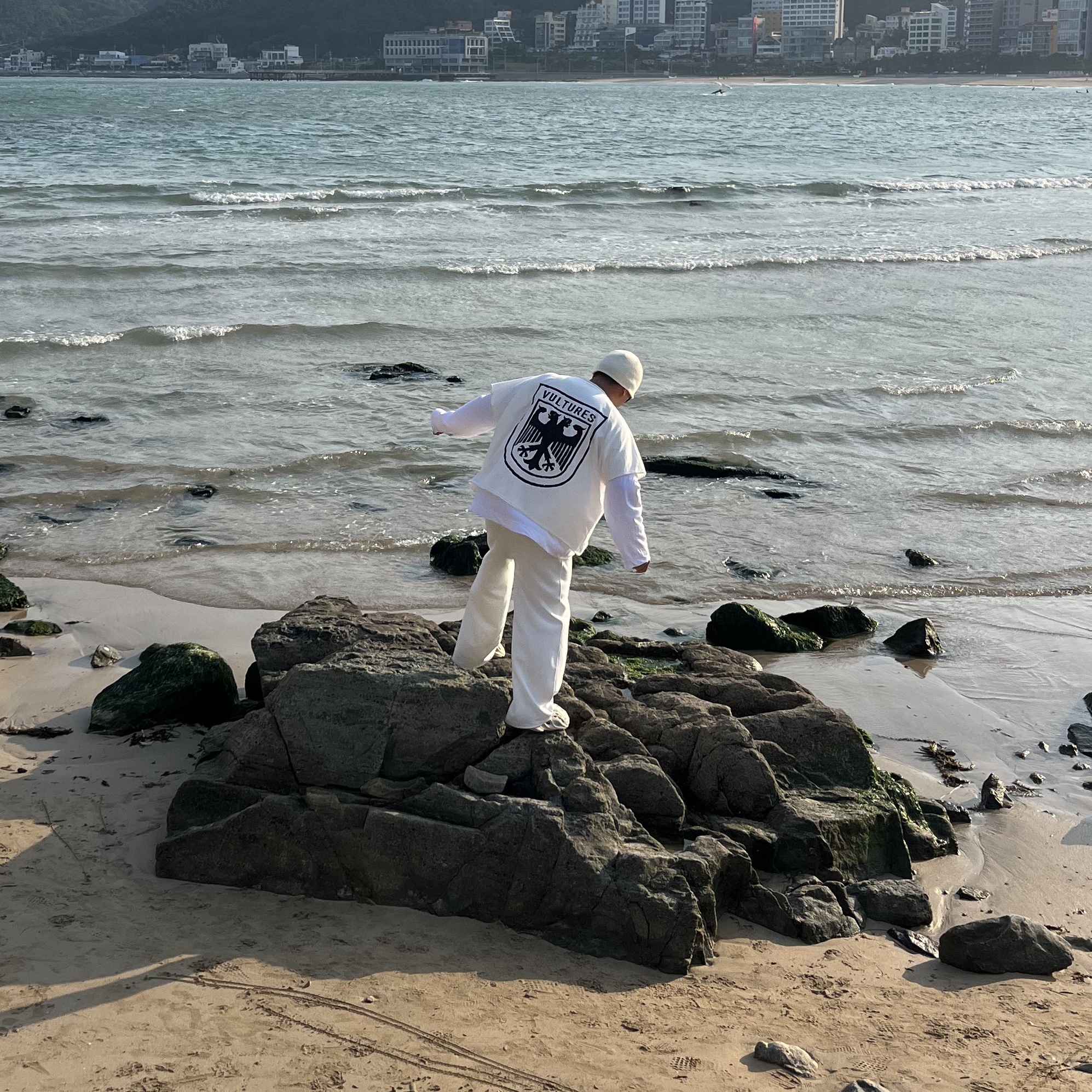 Yeezy Vultures Box T-Shirt White 착용 스타일 - 2